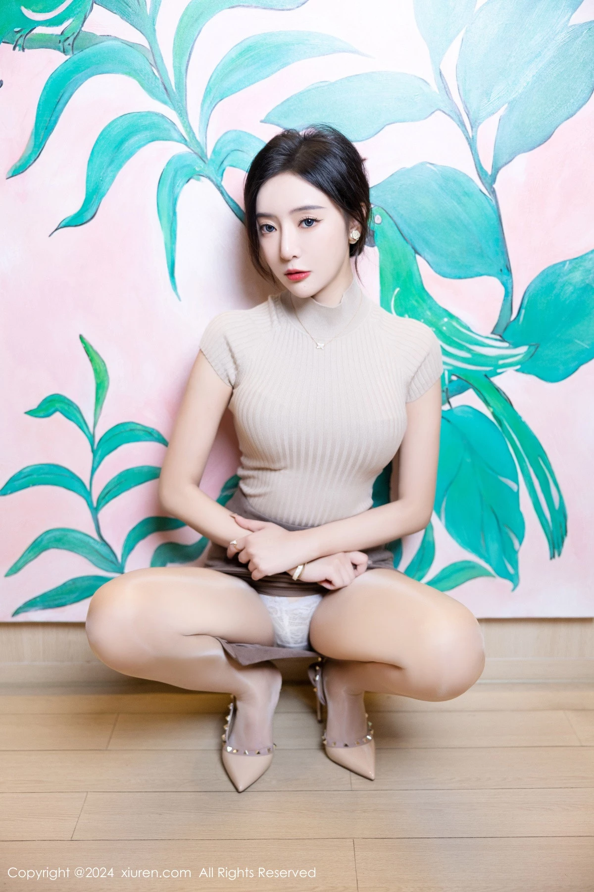 [[XiuRen秀人网]秀人网]No.8741_女神王馨瑶yanni浅色上衣配短裙露闪亮肉丝秀丰满身姿诱惑写真80P