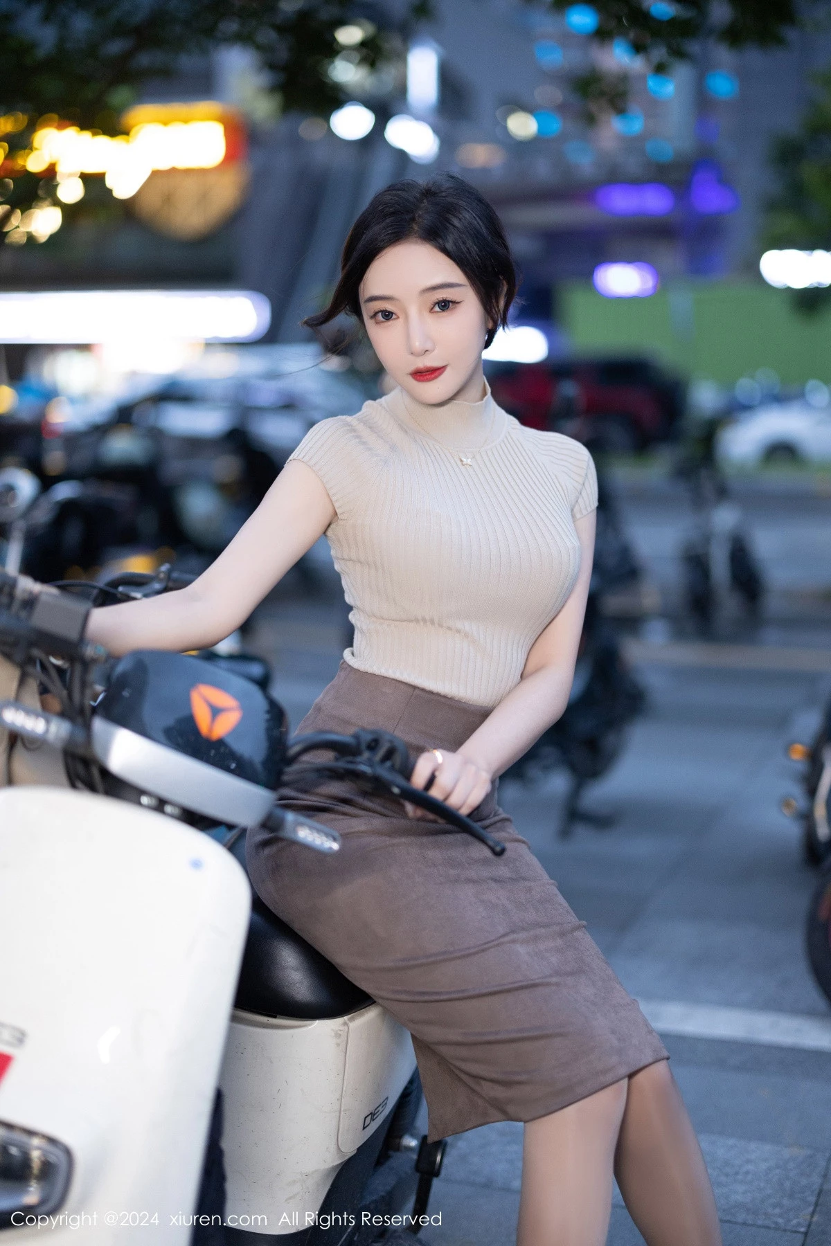 [[XiuRen秀人网]秀人网]No.8741_女神王馨瑶yanni浅色上衣配短裙露闪亮肉丝秀丰满身姿诱惑写真80P