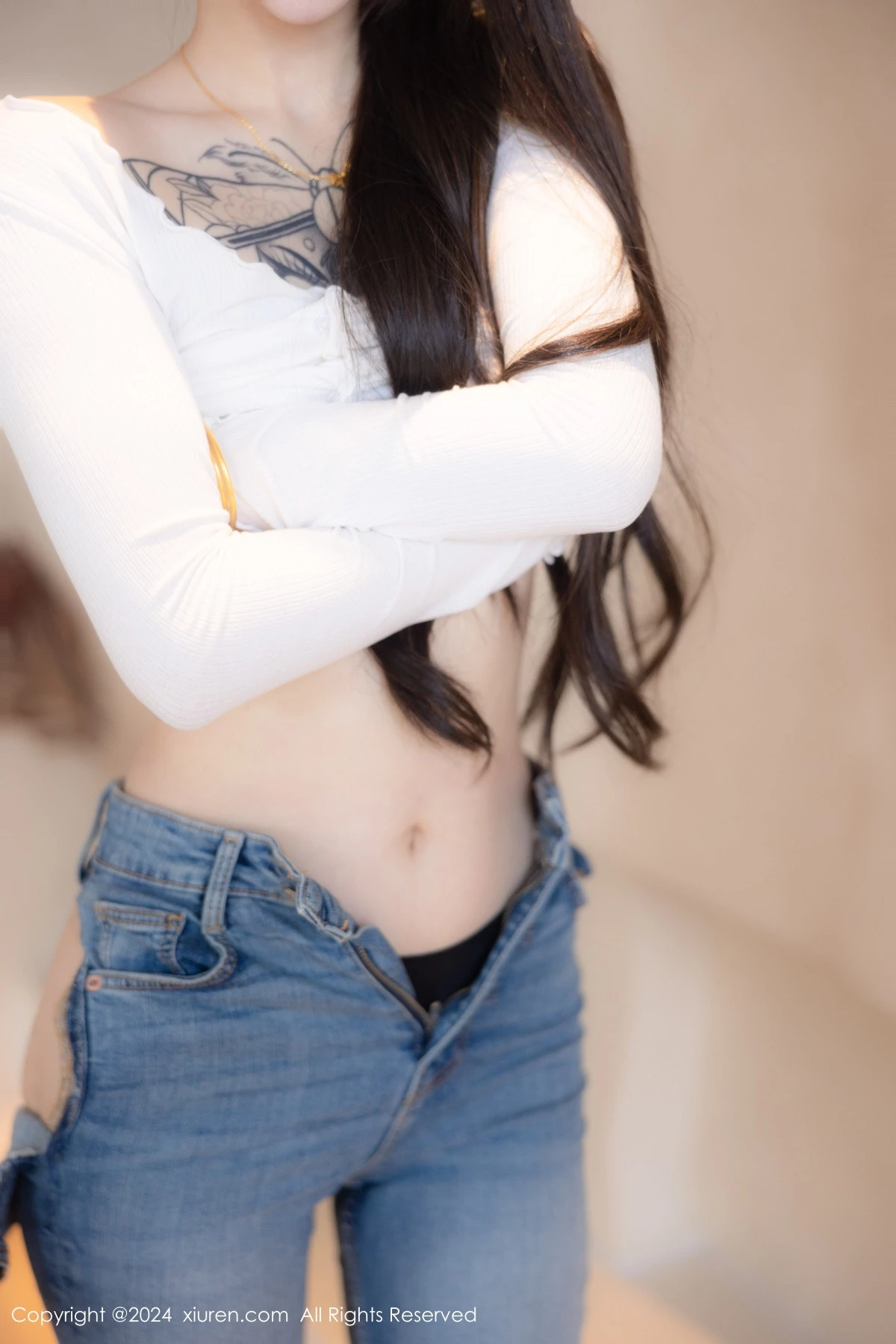 [[XiuRen秀人网]秀人网]No.8740_模特奶瓶私房性感白色T恤配蓝色牛仔裤半脱秀曼妙身姿迷人写真82P