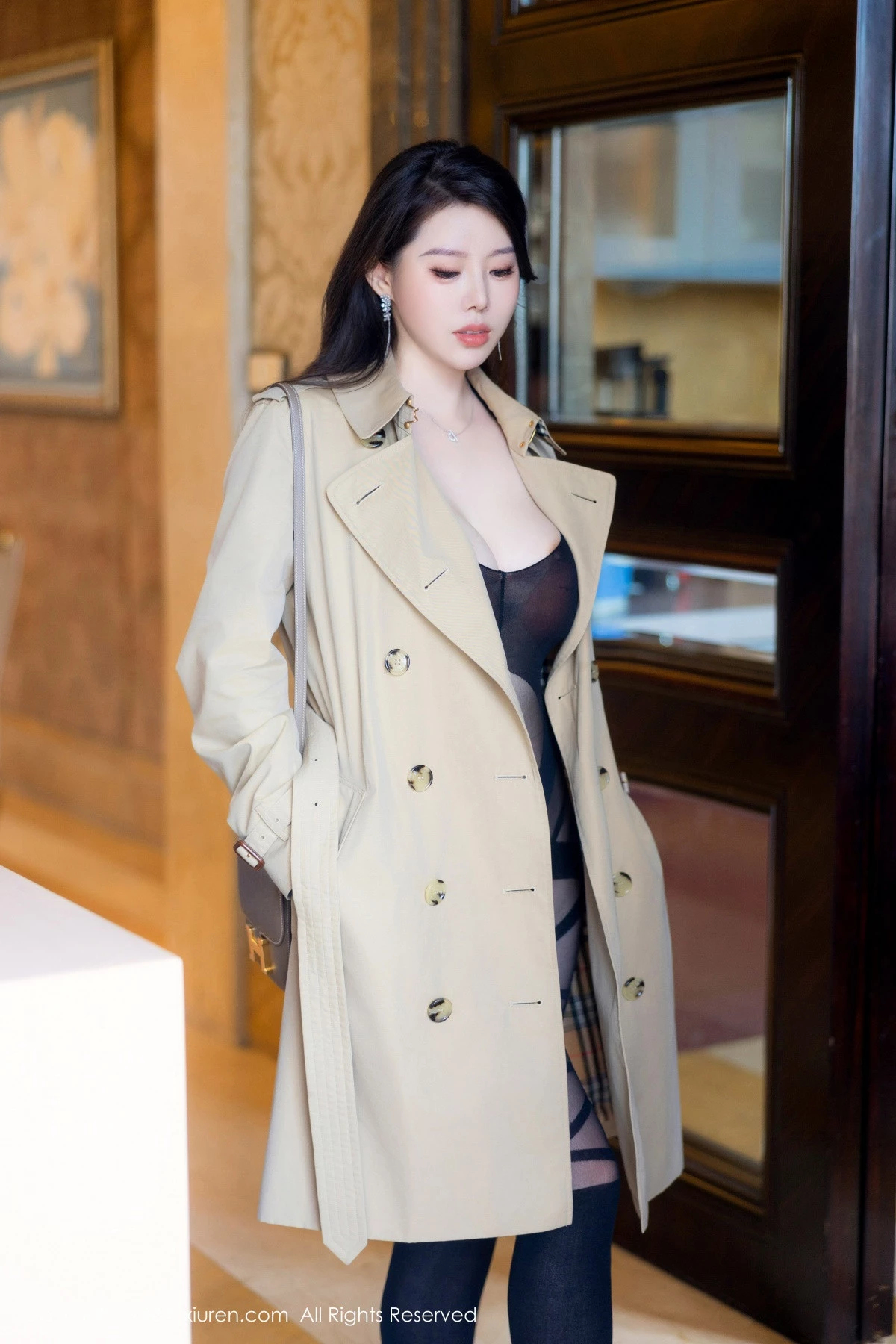 [[XiuRen秀人网]秀人网]No.8747_模特白茹雪浅色风衣露性感黑色情趣内衣秀丰腴身姿惹火诱惑写真84P