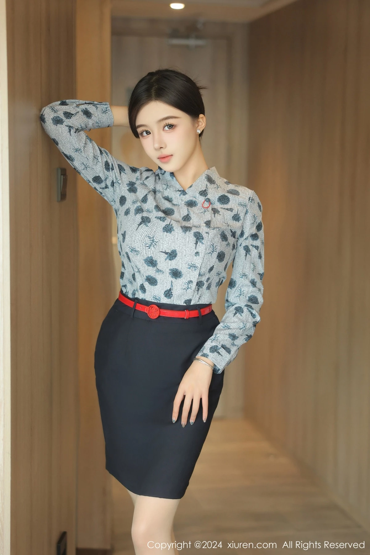 [[XiuRen秀人网]秀人网]No.8919_新人模特袁圆空姐服饰露黑色内衣配原色丝袜秀曼妙身姿诱惑写真84P