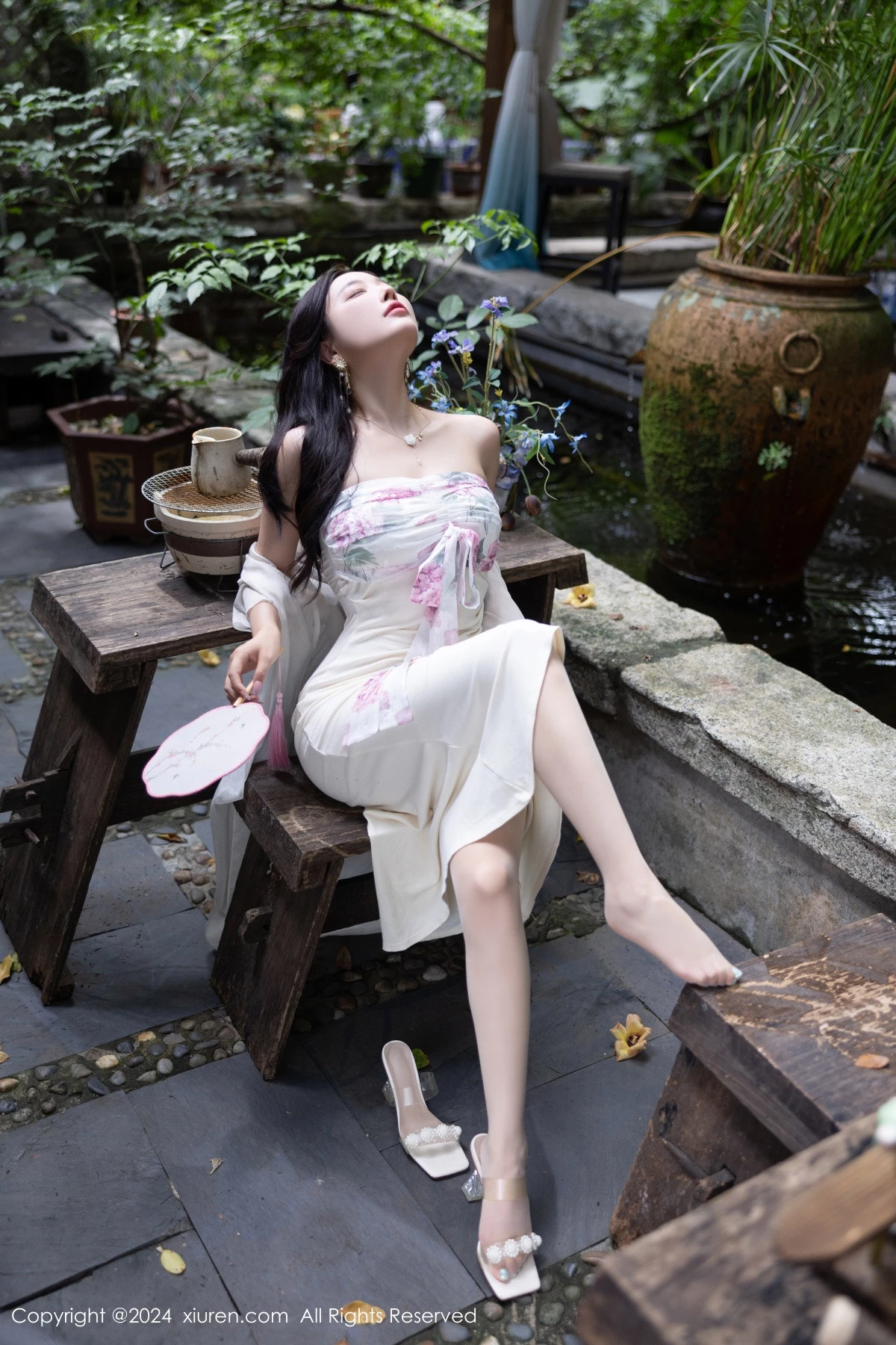 [[XiuRen秀人网]秀人网]No.8926_女神杨晨晨Yome性感浅色连衣裙配开档肉丝秀完美身材诱惑写真80P