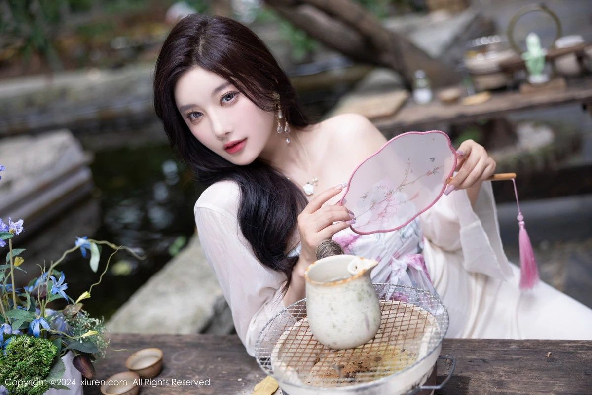 [[XiuRen秀人网]秀人网]No.8926_女神杨晨晨Yome性感浅色连衣裙配开档肉丝秀完美身材诱惑写真80P