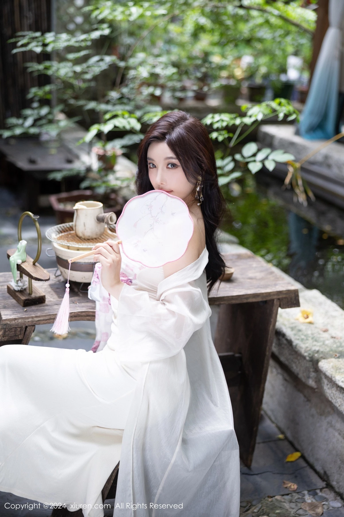 [[XiuRen秀人网]秀人网]No.8926_女神杨晨晨Yome性感浅色连衣裙配开档肉丝秀完美身材诱惑写真80P