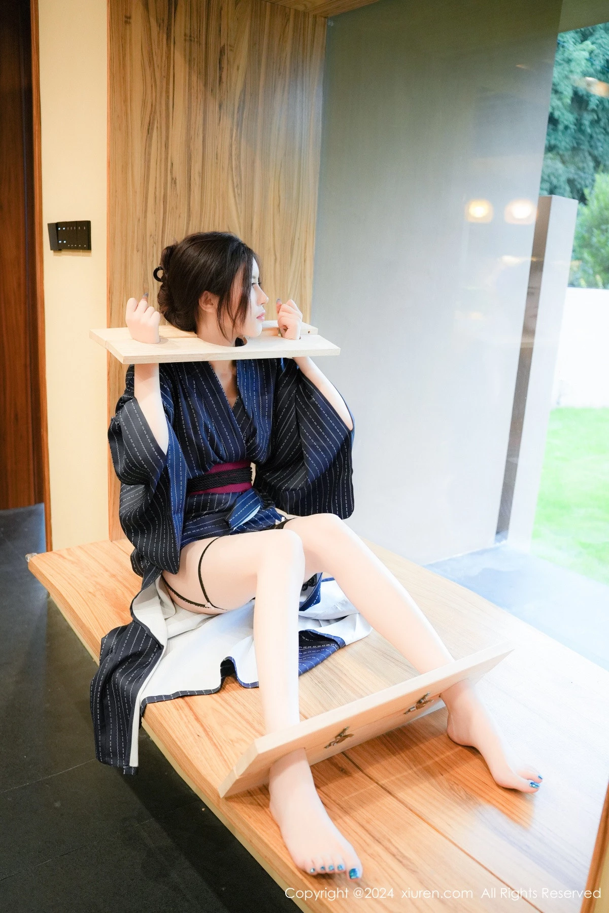 [[XiuRen秀人网]秀人网]No.8928_模特Erikaki户外枷锁主题性感黑色情趣内衣秀白嫩美腿诱惑写真79P