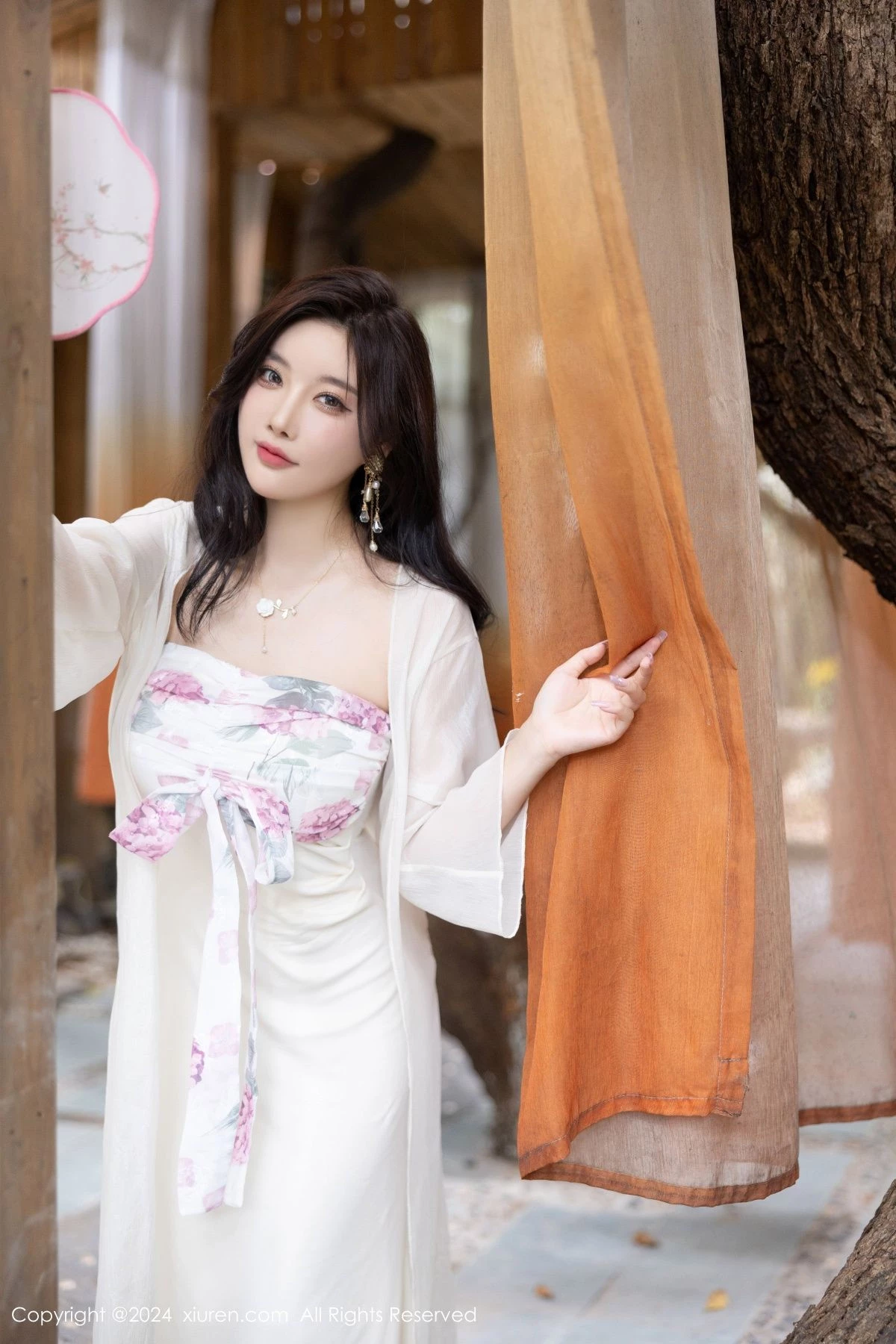 [[XiuRen秀人网]秀人网]No.8926_女神杨晨晨Yome性感浅色连衣裙配开档肉丝秀完美身材诱惑写真80P