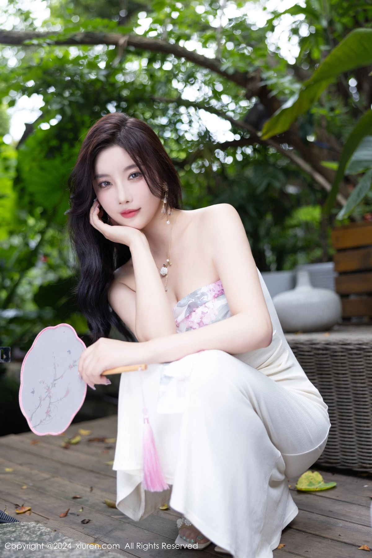 [[XiuRen秀人网]秀人网]No.8926_女神杨晨晨Yome性感浅色连衣裙配开档肉丝秀完美身材诱惑写真80P