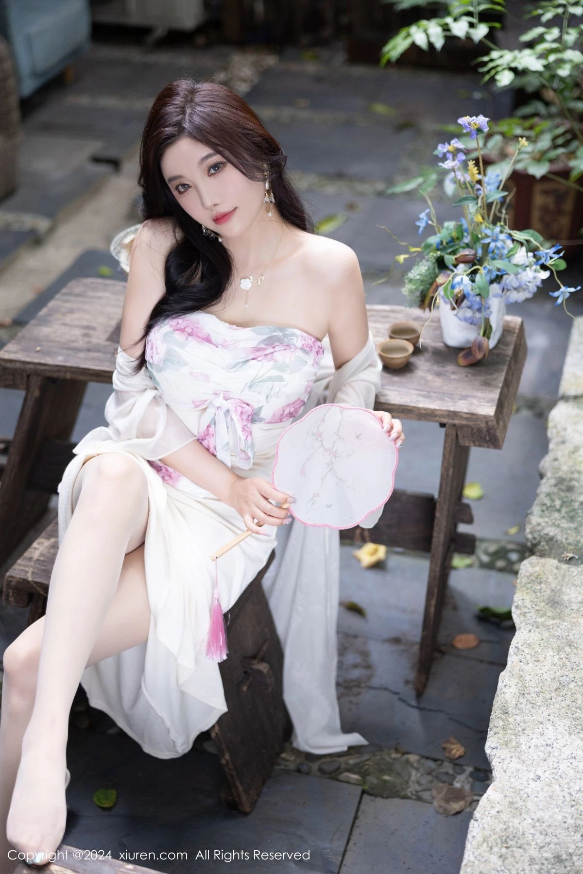 [[XiuRen秀人网]秀人网]No.8926_女神杨晨晨Yome性感浅色连衣裙配开档肉丝秀完美身材诱惑写真80P