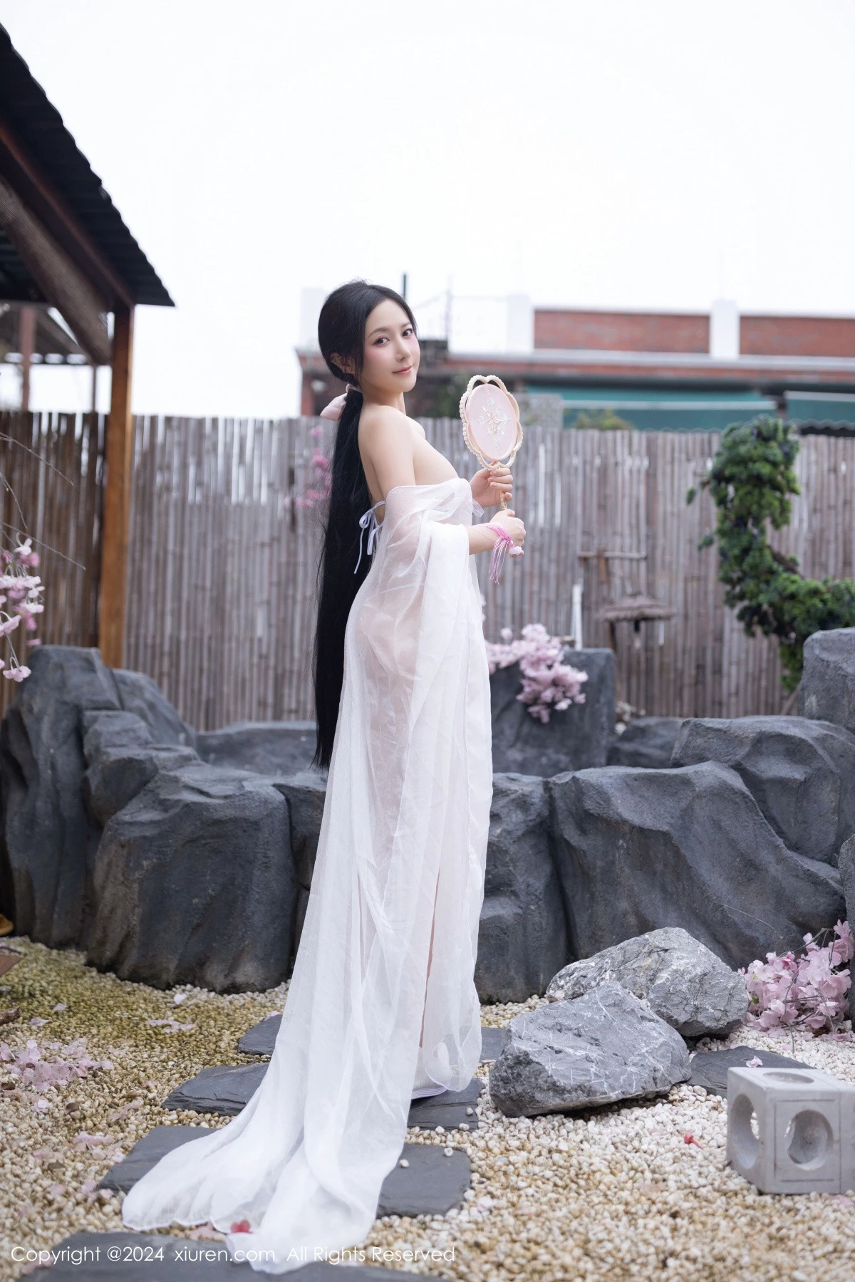 [[XiuRen秀人网]秀人网]No.8927_模特鱼子酱Fish性感白色轻透连衣裙露白色情趣内衣迷人诱惑写真80P