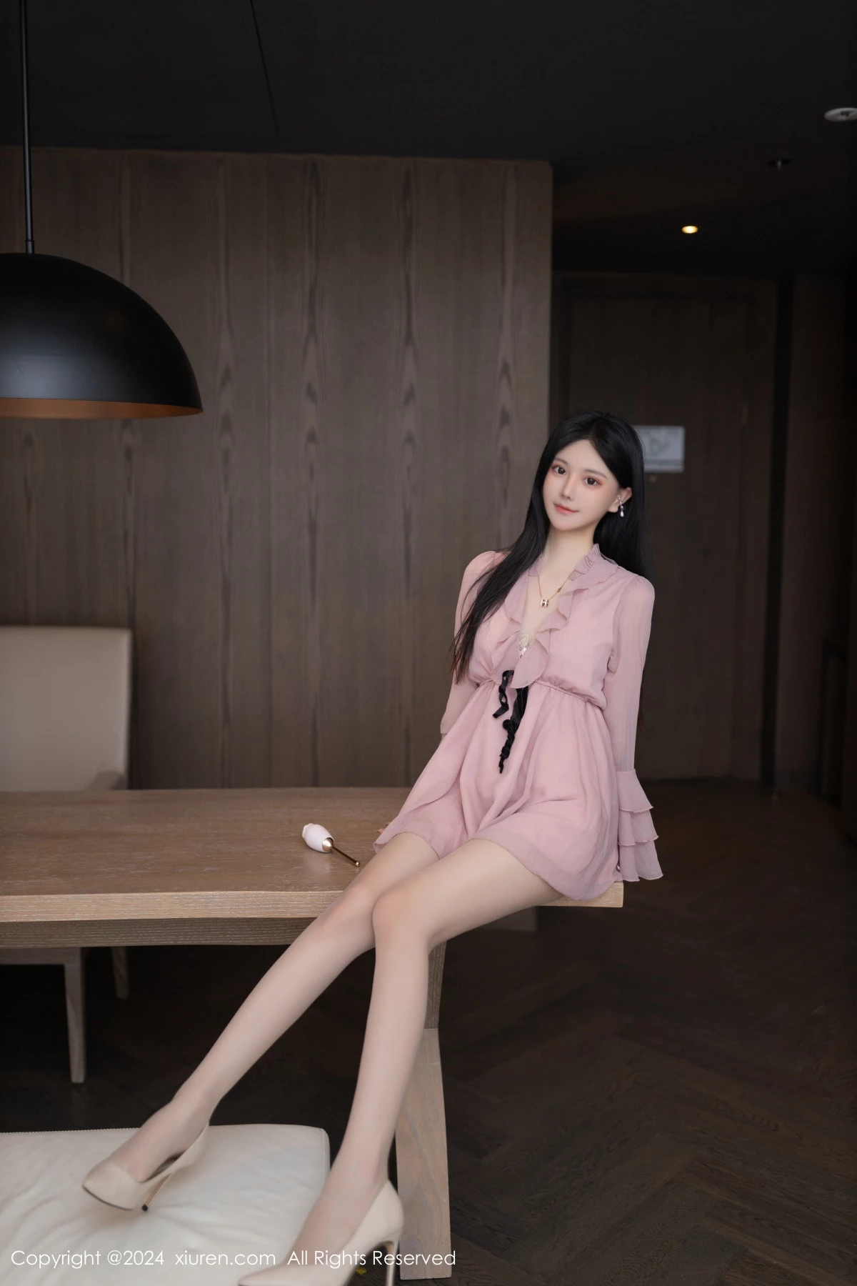 [[XiuRen秀人网]秀人网]No.8925_模特幼幼性感紫色连衣短裙+白色薄透情趣服秀完美身材诱惑写真80P