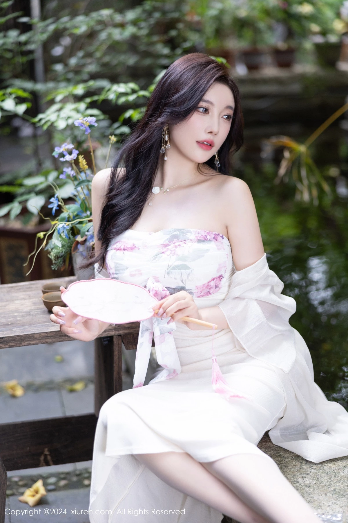 [[XiuRen秀人网]秀人网]No.8926_女神杨晨晨Yome性感浅色连衣裙配开档肉丝秀完美身材诱惑写真80P