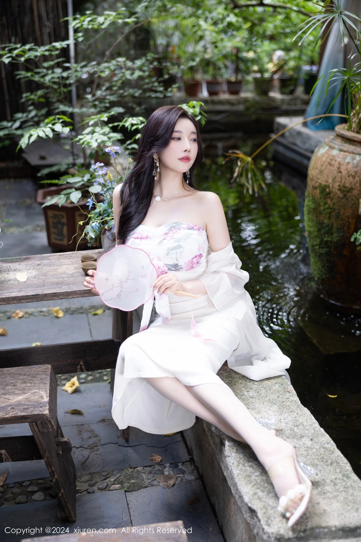 [[XiuRen秀人网]秀人网]No.8926_女神杨晨晨Yome性感浅色连衣裙配开档肉丝秀完美身材诱惑写真80P