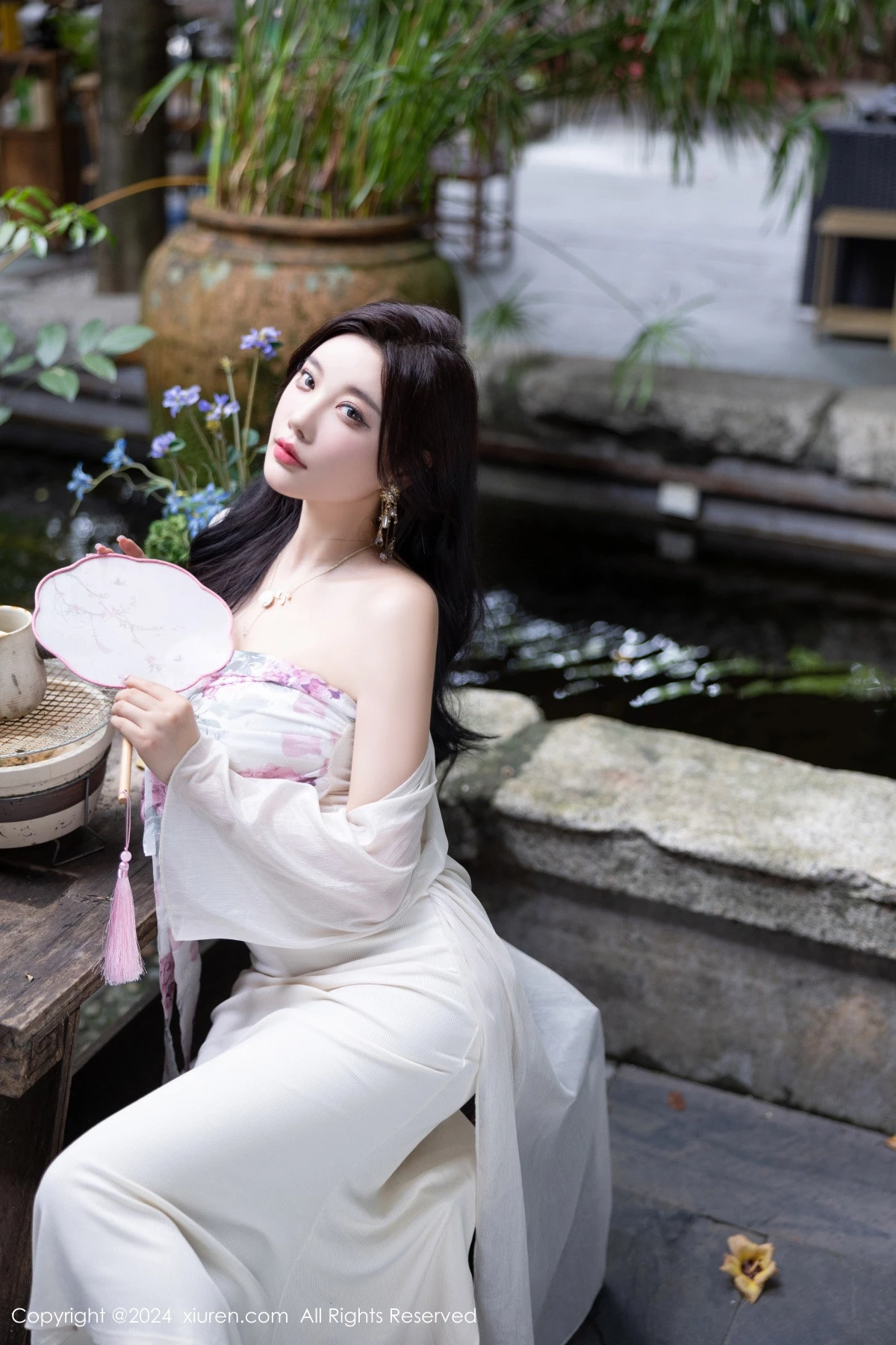 [[XiuRen秀人网]秀人网]No.8926_女神杨晨晨Yome性感浅色连衣裙配开档肉丝秀完美身材诱惑写真80P