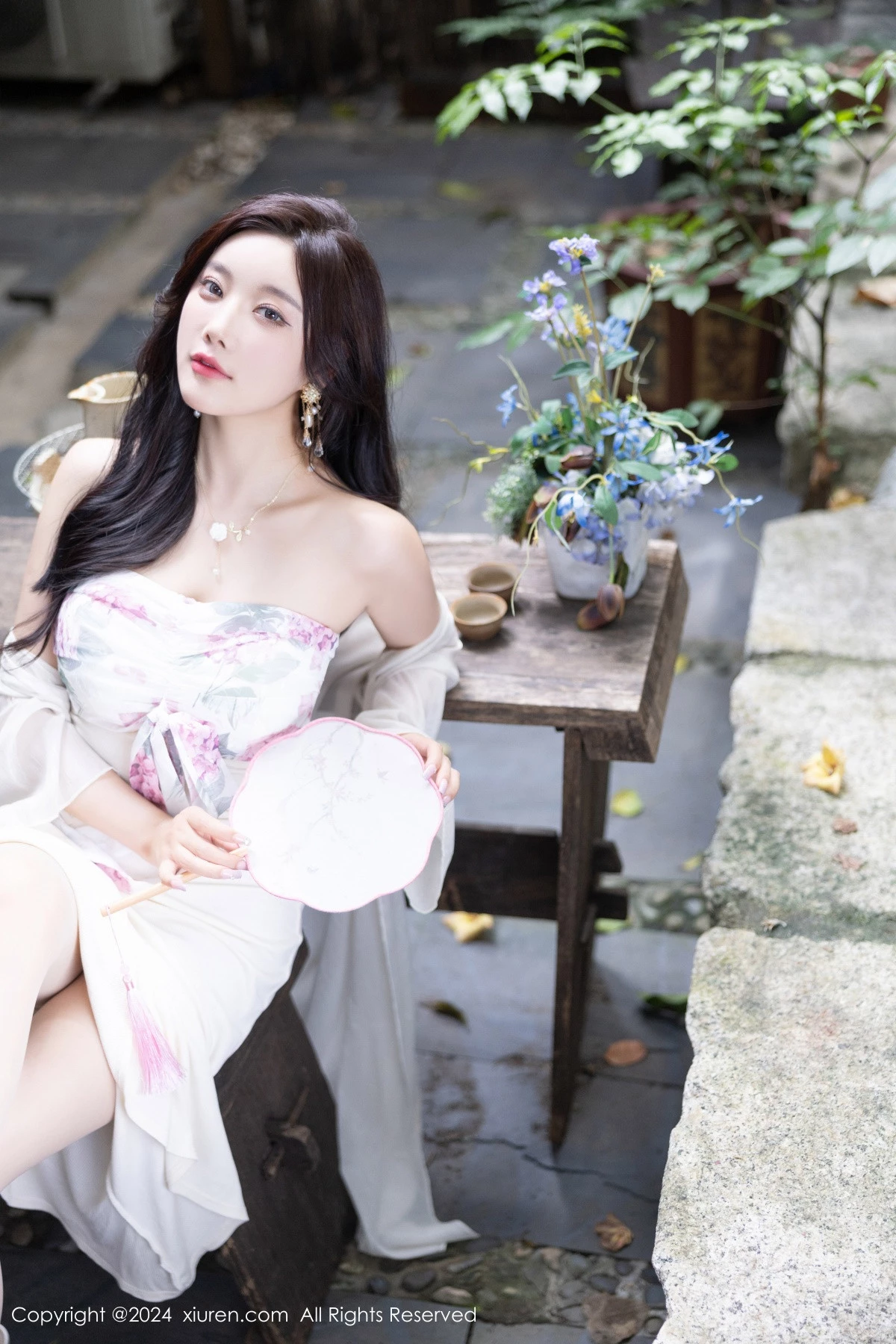 [[XiuRen秀人网]秀人网]No.8926_女神杨晨晨Yome性感浅色连衣裙配开档肉丝秀完美身材诱惑写真80P