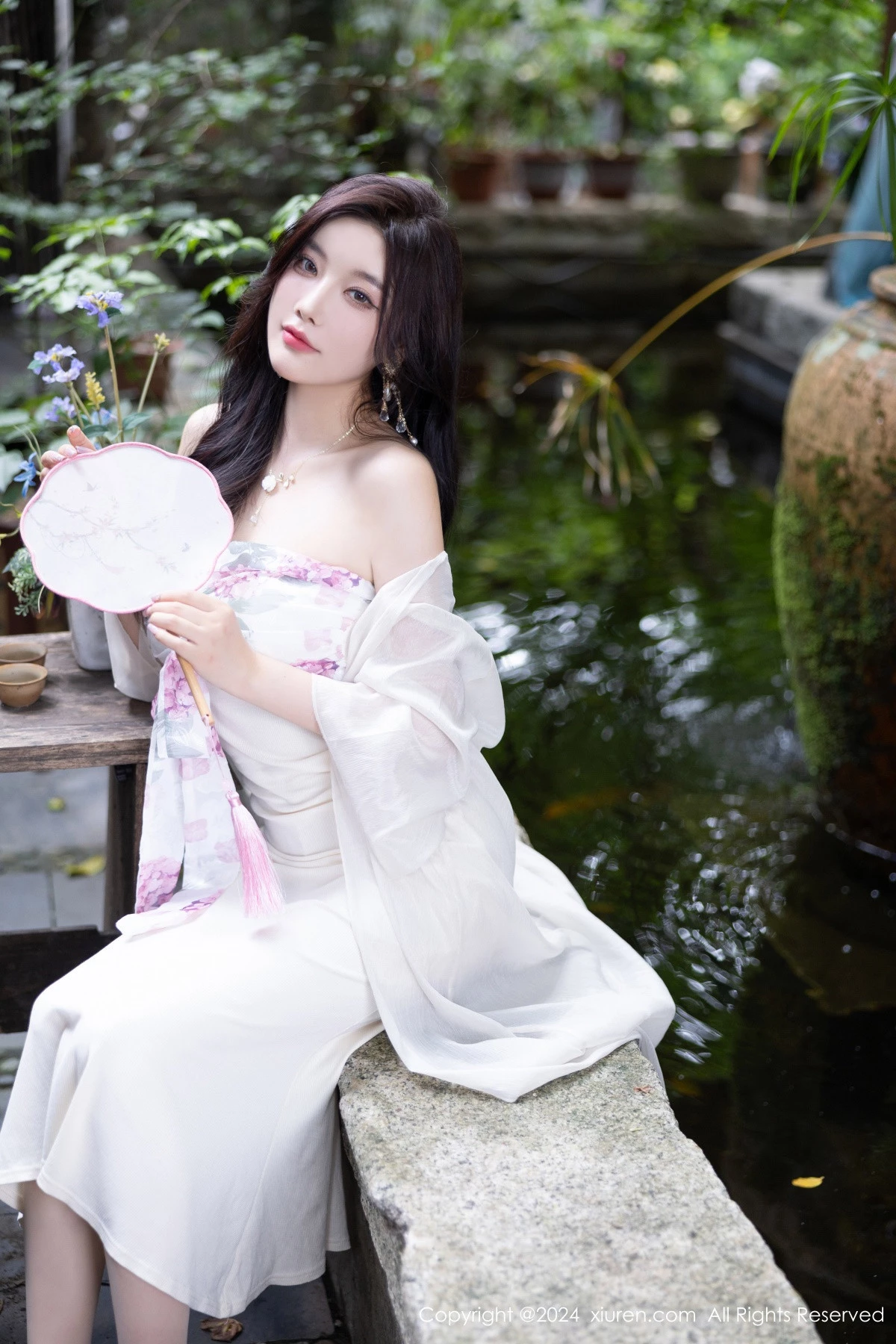 [[XiuRen秀人网]秀人网]No.8926_女神杨晨晨Yome性感浅色连衣裙配开档肉丝秀完美身材诱惑写真80P