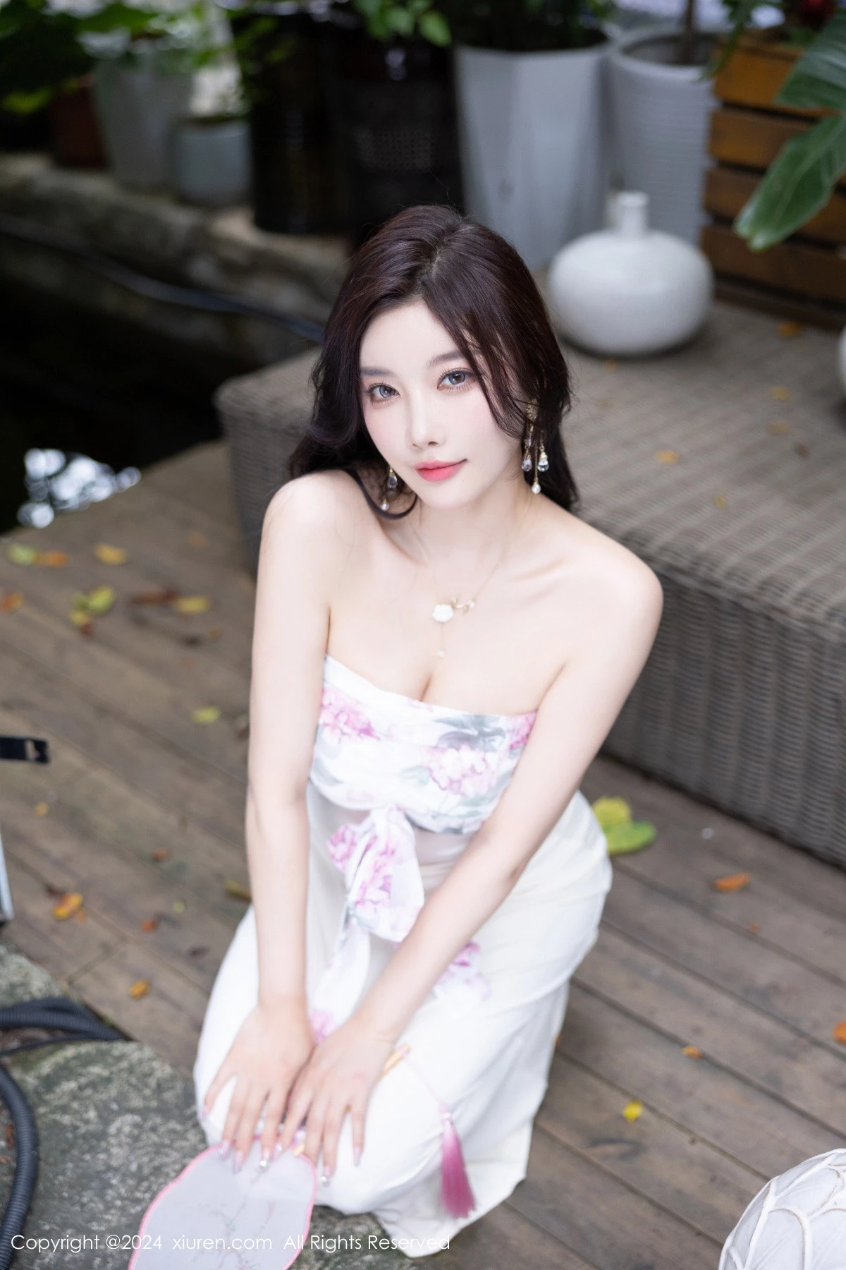 [[XiuRen秀人网]秀人网]No.8926_女神杨晨晨Yome性感浅色连衣裙配开档肉丝秀完美身材诱惑写真80P