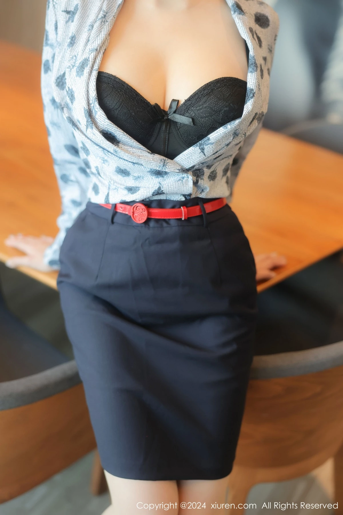 [[XiuRen秀人网]秀人网]No.8919_新人模特袁圆空姐服饰露黑色内衣配原色丝袜秀曼妙身姿诱惑写真84P