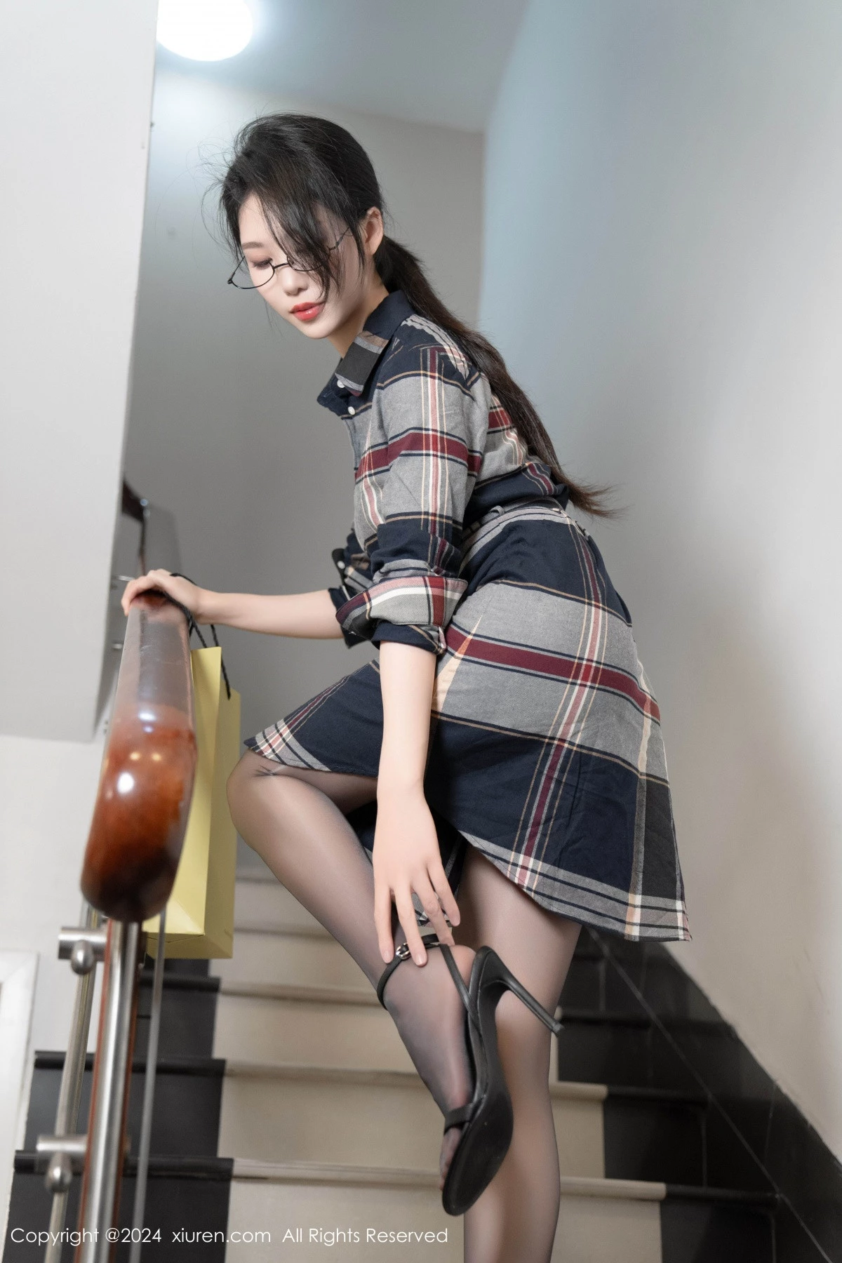 [[XiuRen秀人网]秀人网]No.8924_模特利世连衣短裙露黑色情趣内衣配超薄黑丝秀曼妙身姿诱惑写真84P