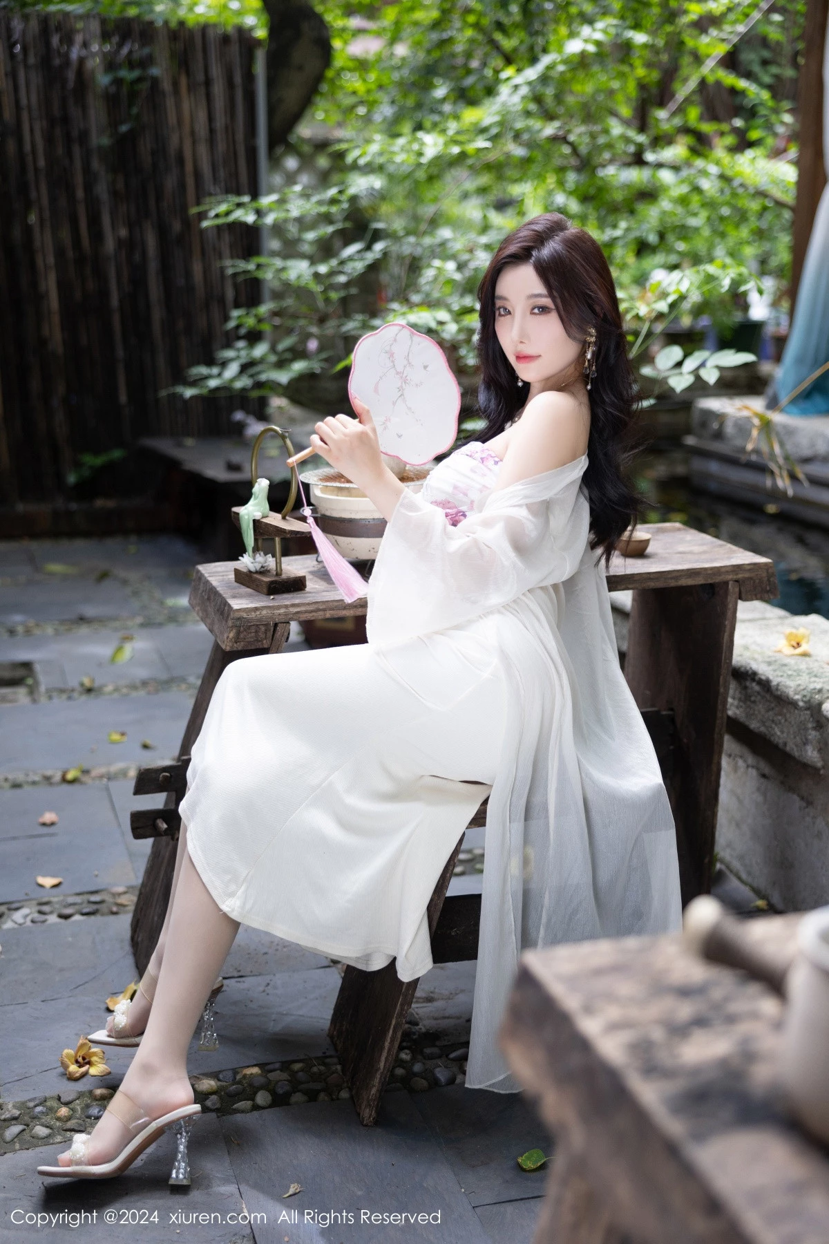 [[XiuRen秀人网]秀人网]No.8926_女神杨晨晨Yome性感浅色连衣裙配开档肉丝秀完美身材诱惑写真80P