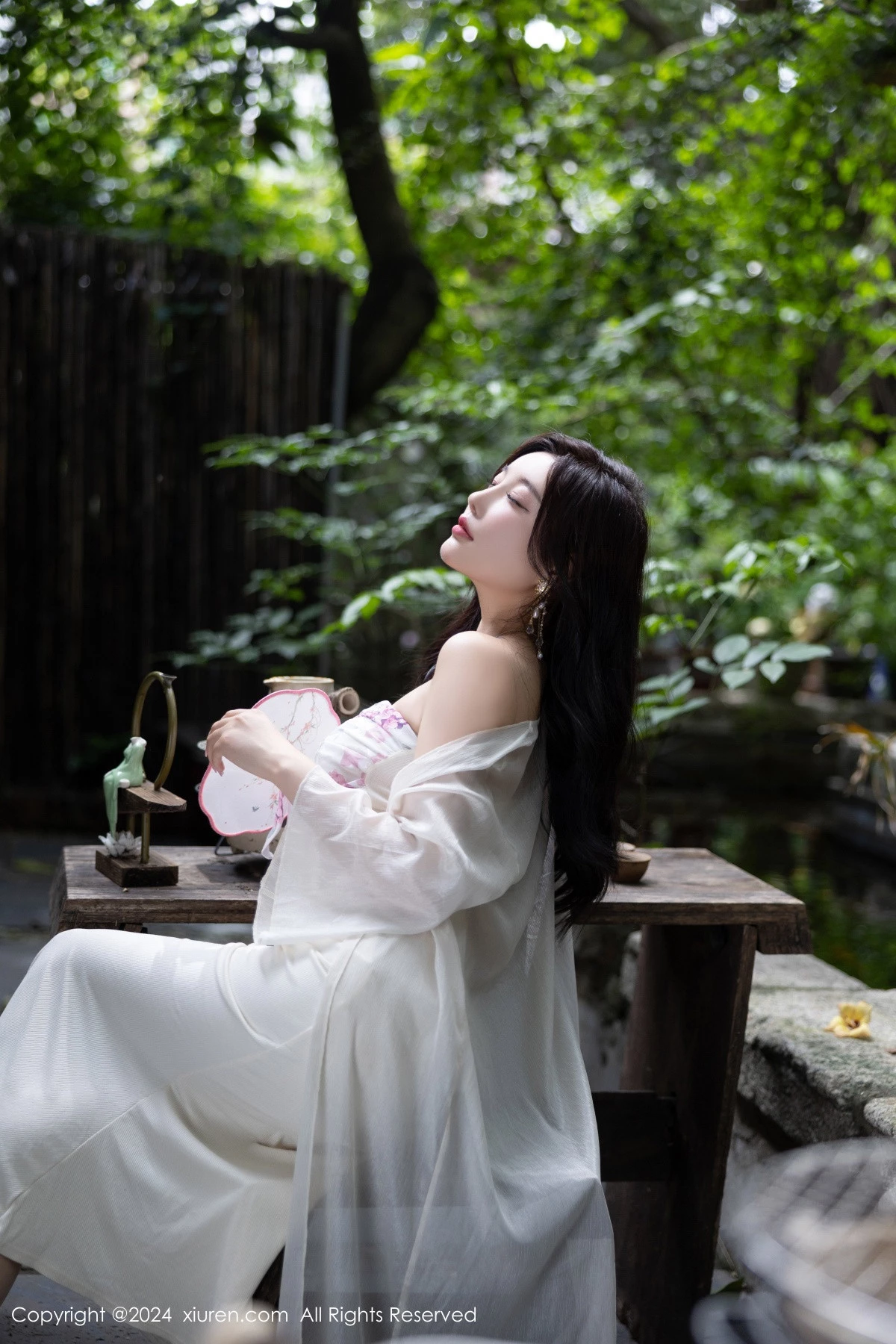 [[XiuRen秀人网]秀人网]No.8926_女神杨晨晨Yome性感浅色连衣裙配开档肉丝秀完美身材诱惑写真80P