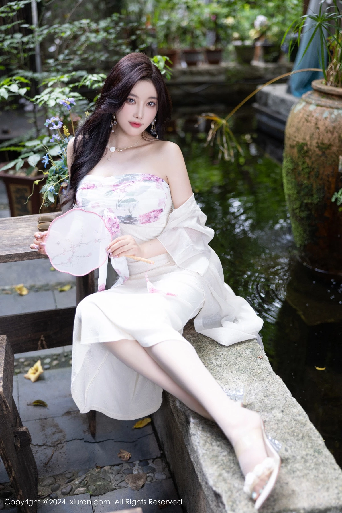 [[XiuRen秀人网]秀人网]No.8926_女神杨晨晨Yome性感浅色连衣裙配开档肉丝秀完美身材诱惑写真80P