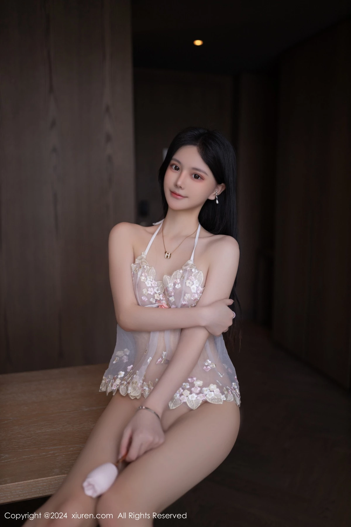 [[XiuRen秀人网]秀人网]No.8925_模特幼幼性感紫色连衣短裙+白色薄透情趣服秀完美身材诱惑写真80P