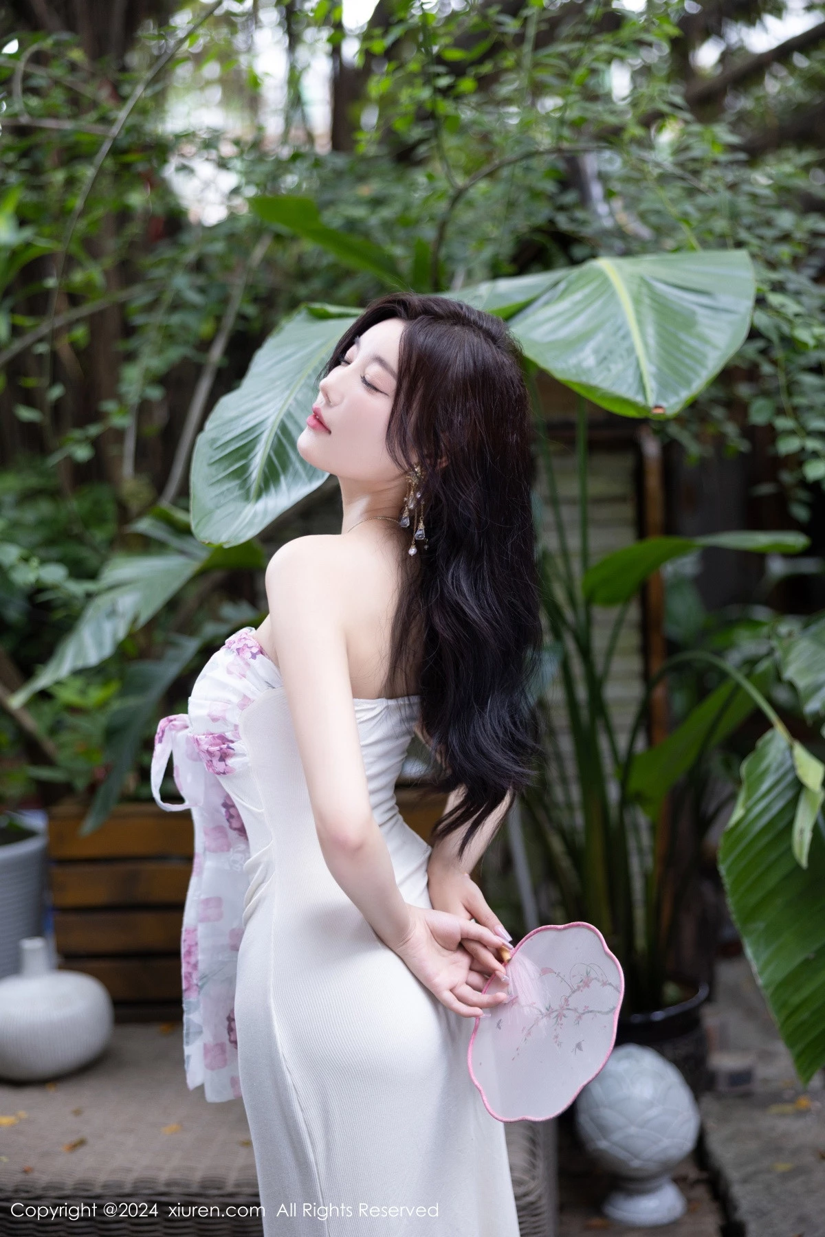 [[XiuRen秀人网]秀人网]No.8926_女神杨晨晨Yome性感浅色连衣裙配开档肉丝秀完美身材诱惑写真80P