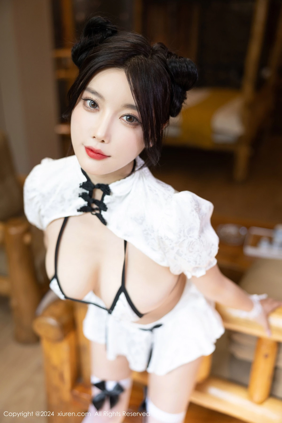 [[XiuRen秀人网]秀人网]No.8926_女神杨晨晨Yome性感浅色连衣裙配开档肉丝秀完美身材诱惑写真80P