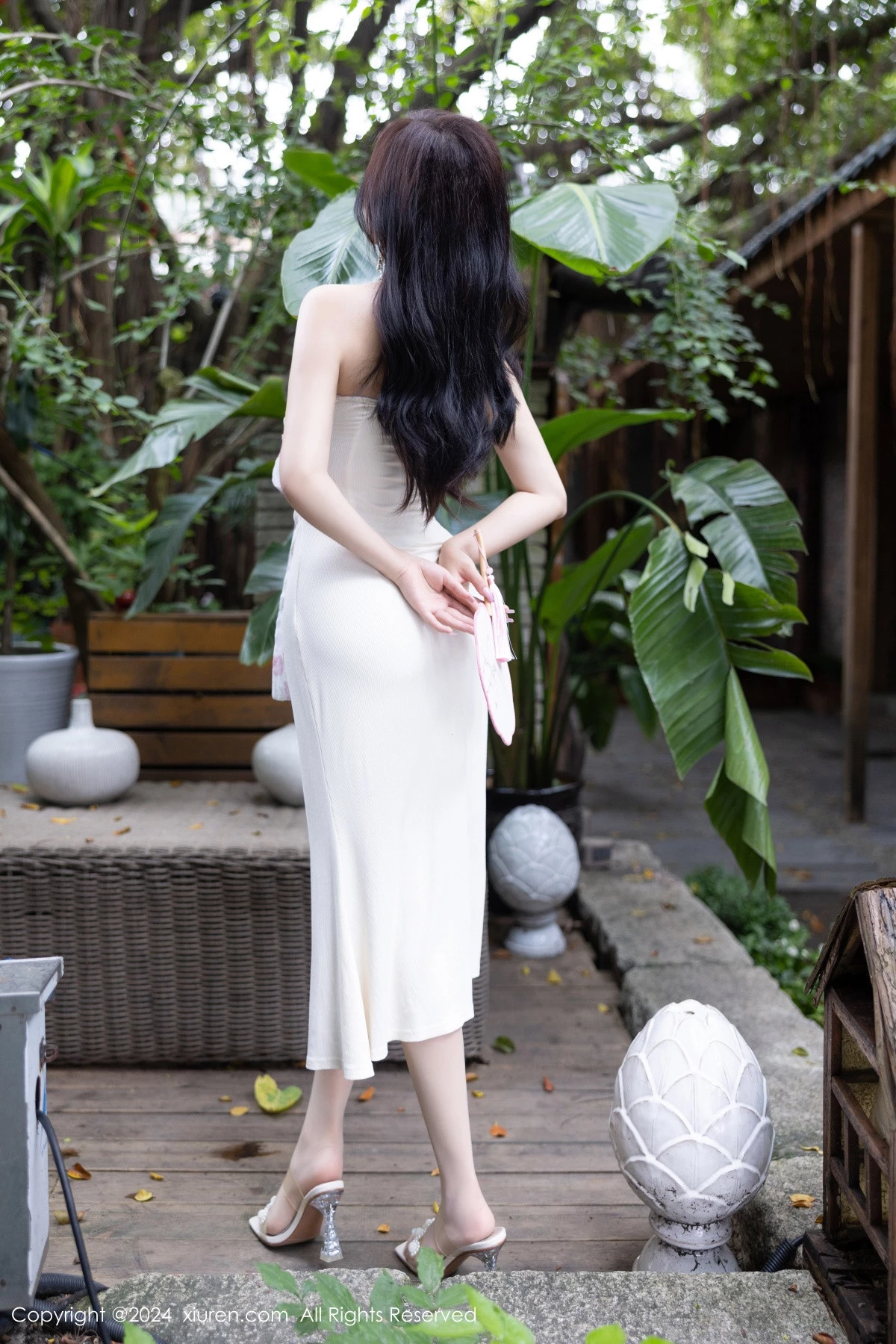 [[XiuRen秀人网]秀人网]No.8926_女神杨晨晨Yome性感浅色连衣裙配开档肉丝秀完美身材诱惑写真80P