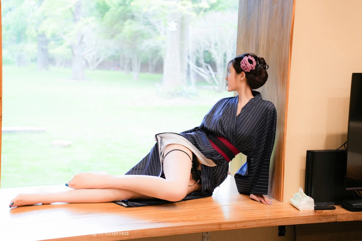 [[XiuRen秀人网]秀人网]No.8928_模特Erikaki户外枷锁主题性感黑色情趣内衣秀白嫩美腿诱惑写真79P