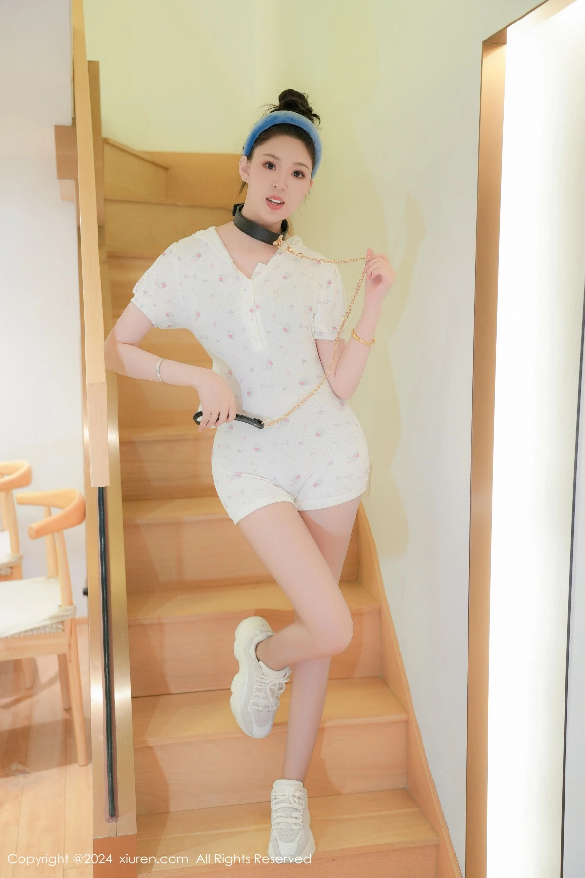 [[XiuRen秀人网]秀人网]No.8930_模特小波多私房性感白色上衣配白色丝袜秀凹凸身材惹火诱惑写真82P