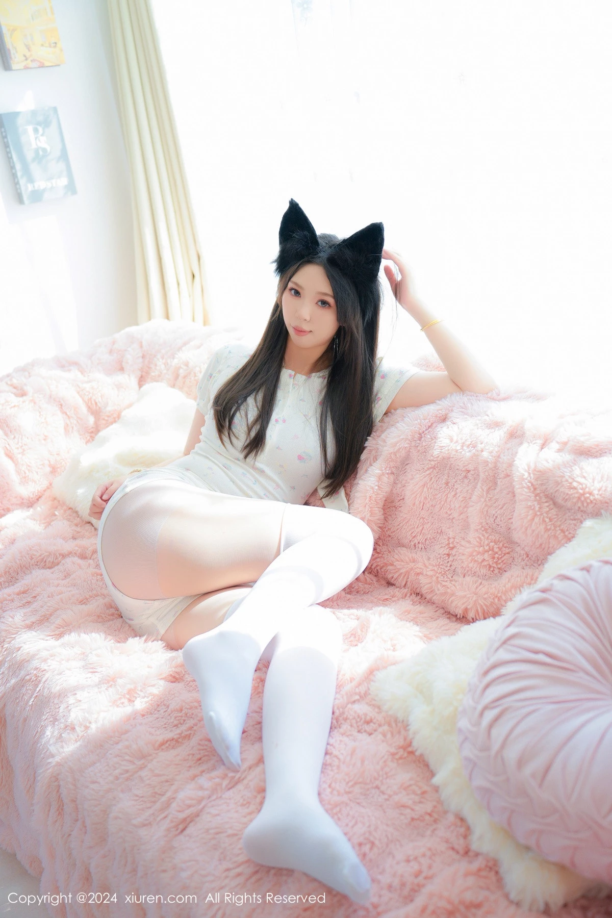 [[XiuRen秀人网]秀人网]No.8930_模特小波多私房性感白色上衣配白色丝袜秀凹凸身材惹火诱惑写真82P