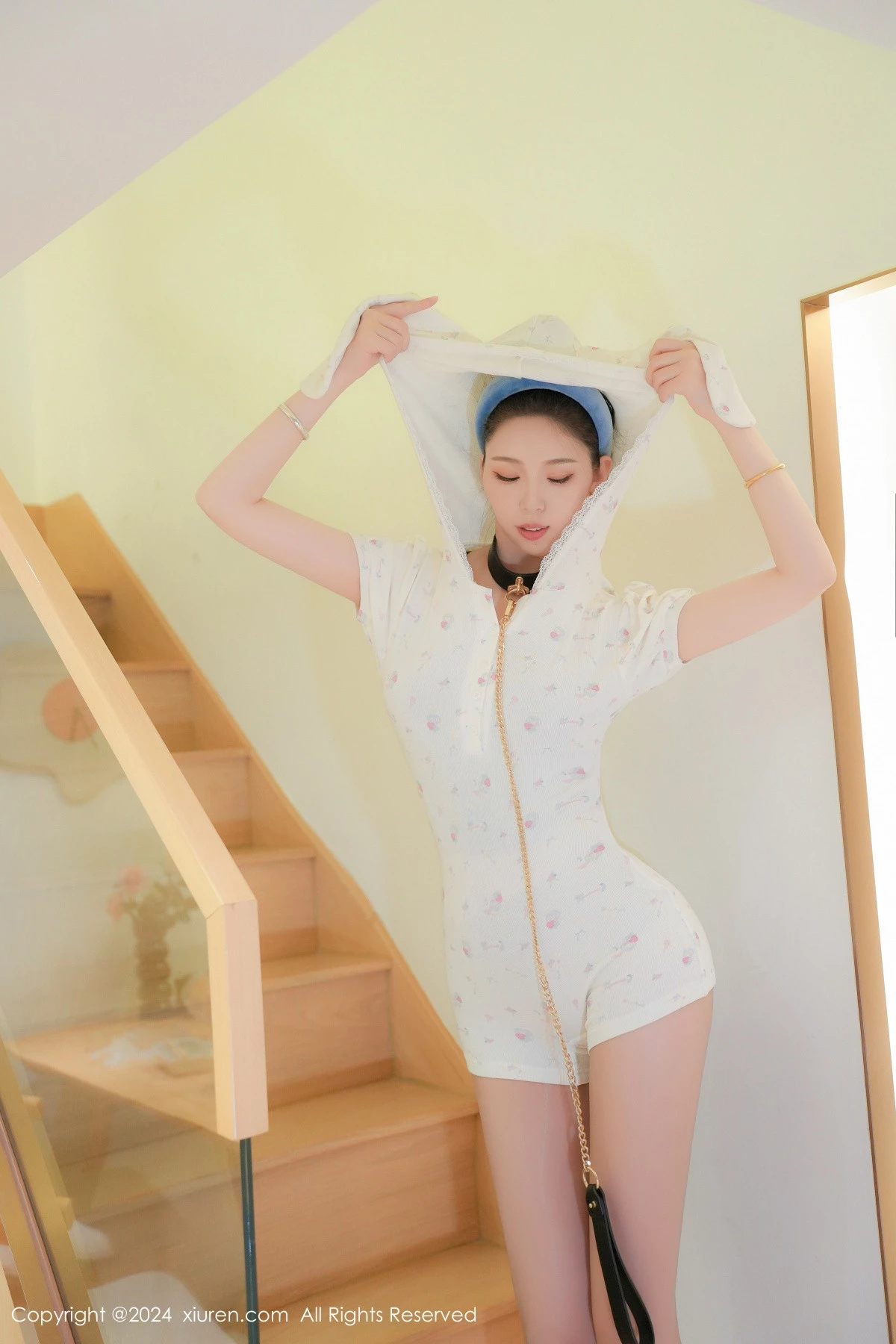 [[XiuRen秀人网]秀人网]No.8930_模特小波多私房性感白色上衣配白色丝袜秀凹凸身材惹火诱惑写真82P