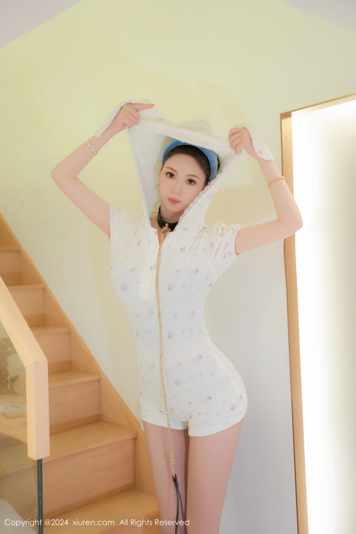 [[XiuRen秀人网]秀人网]No.8930_模特小波多私房性感白色上衣配白色丝袜秀凹凸身材惹火诱惑写真82P