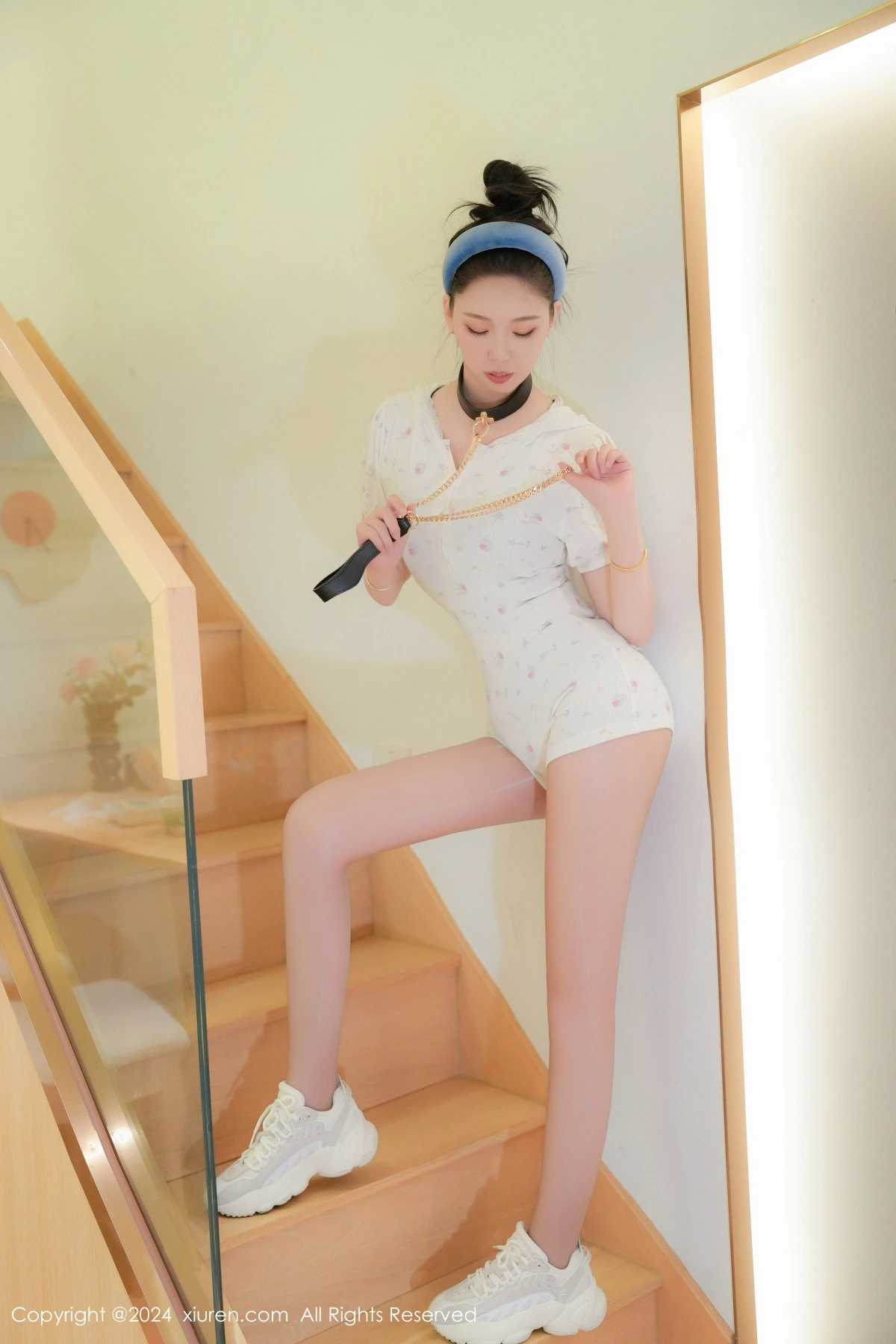 [[XiuRen秀人网]秀人网]No.8930_模特小波多私房性感白色上衣配白色丝袜秀凹凸身材惹火诱惑写真82P