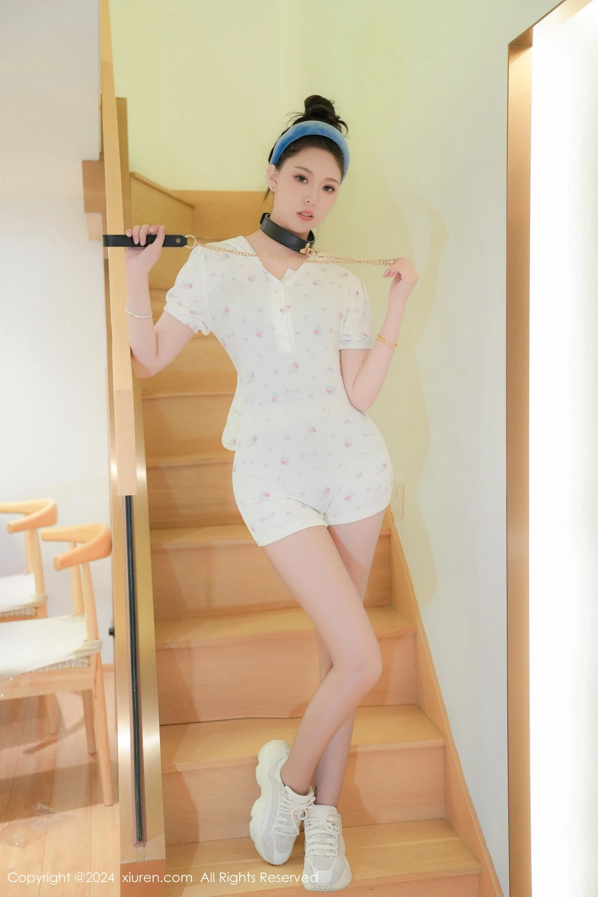 [[XiuRen秀人网]秀人网]No.8930_模特小波多私房性感白色上衣配白色丝袜秀凹凸身材惹火诱惑写真82P