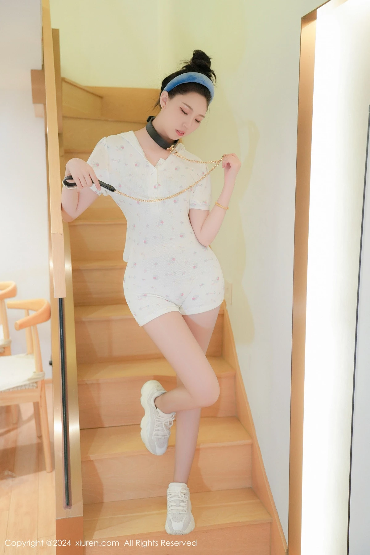 [[XiuRen秀人网]秀人网]No.8930_模特小波多私房性感白色上衣配白色丝袜秀凹凸身材惹火诱惑写真82P