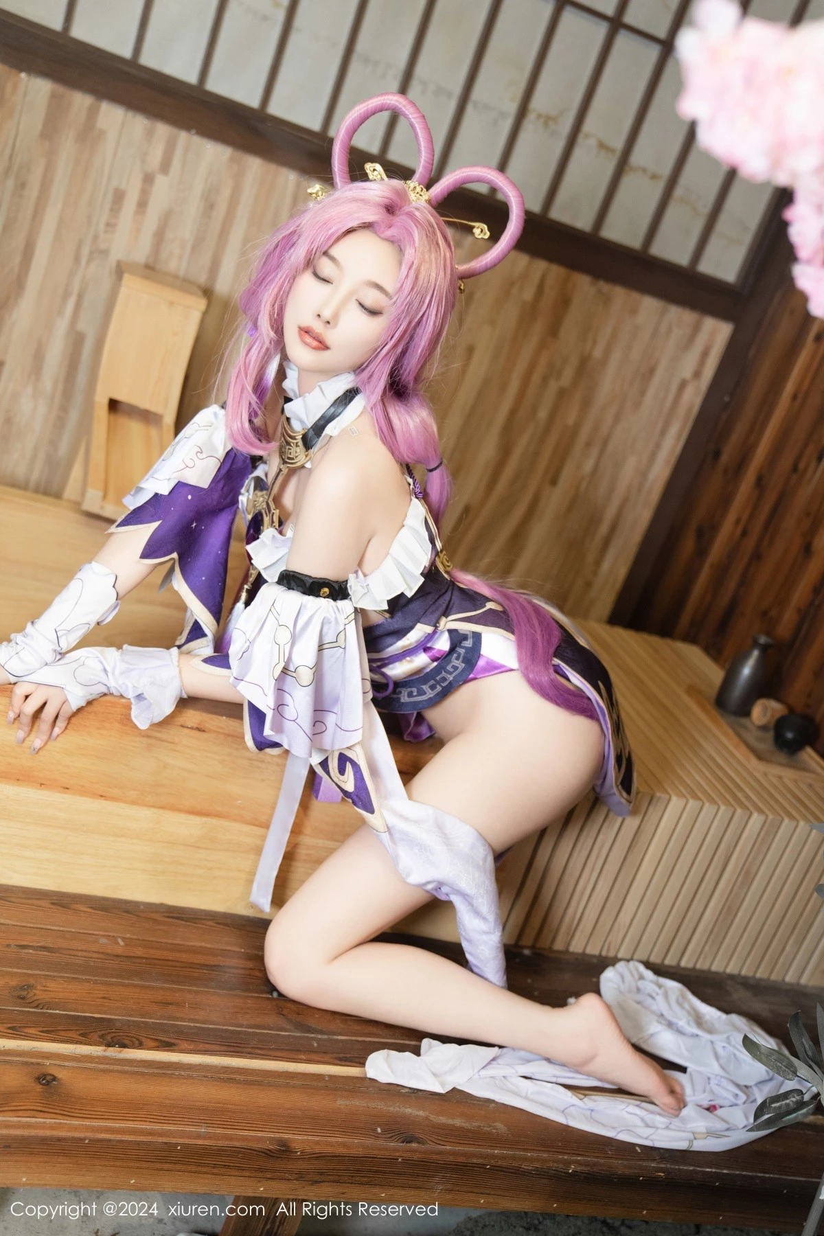 [[XiuRen秀人网]秀人网]No.8943_女神杨晨晨Yome性感紫色Cosplay服饰配白丝袜秀丰满身材诱惑写真79P