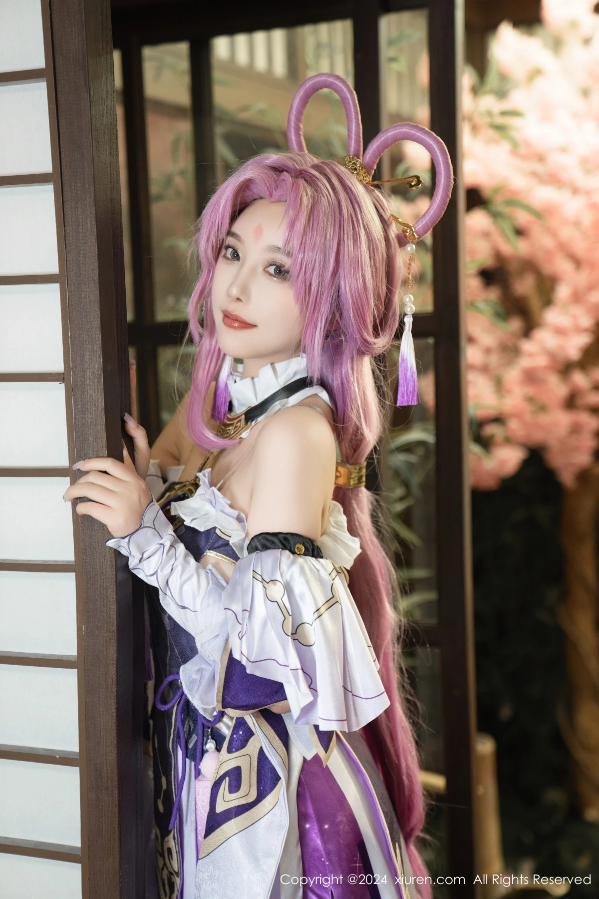 [[XiuRen秀人网]秀人网]No.8943_女神杨晨晨Yome性感紫色Cosplay服饰配白丝袜秀丰满身材诱惑写真79P