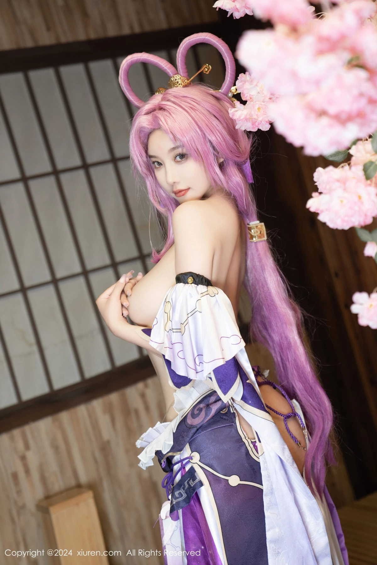 [[XiuRen秀人网]秀人网]No.8943_女神杨晨晨Yome性感紫色Cosplay服饰配白丝袜秀丰满身材诱惑写真79P