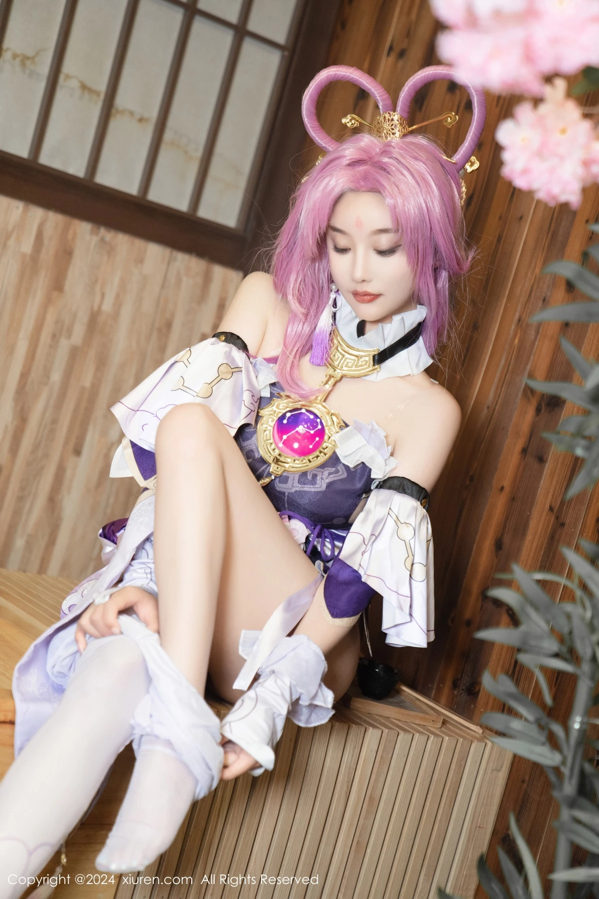 [[XiuRen秀人网]秀人网]No.8943_女神杨晨晨Yome性感紫色Cosplay服饰配白丝袜秀丰满身材诱惑写真79P