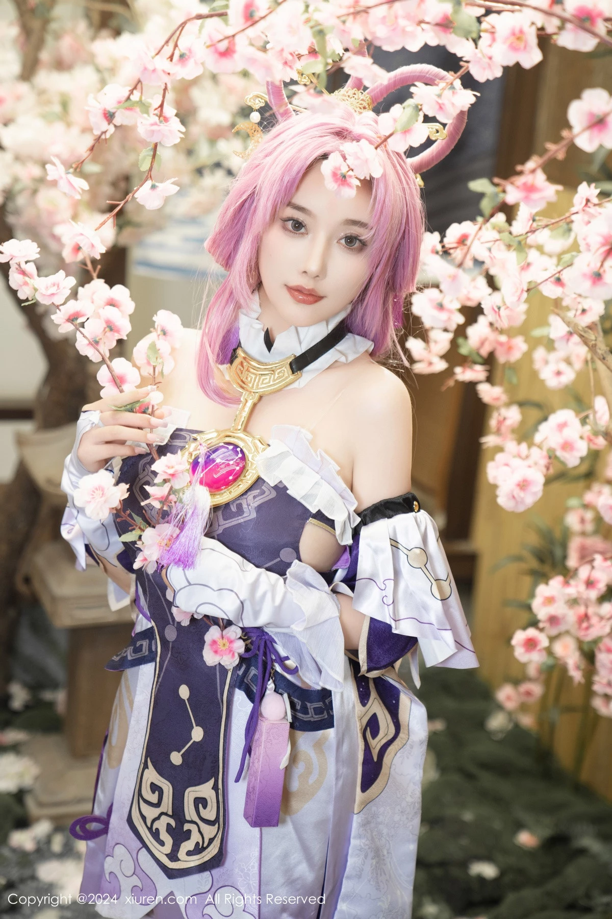 [[XiuRen秀人网]秀人网]No.8943_女神杨晨晨Yome性感紫色Cosplay服饰配白丝袜秀丰满身材诱惑写真79P