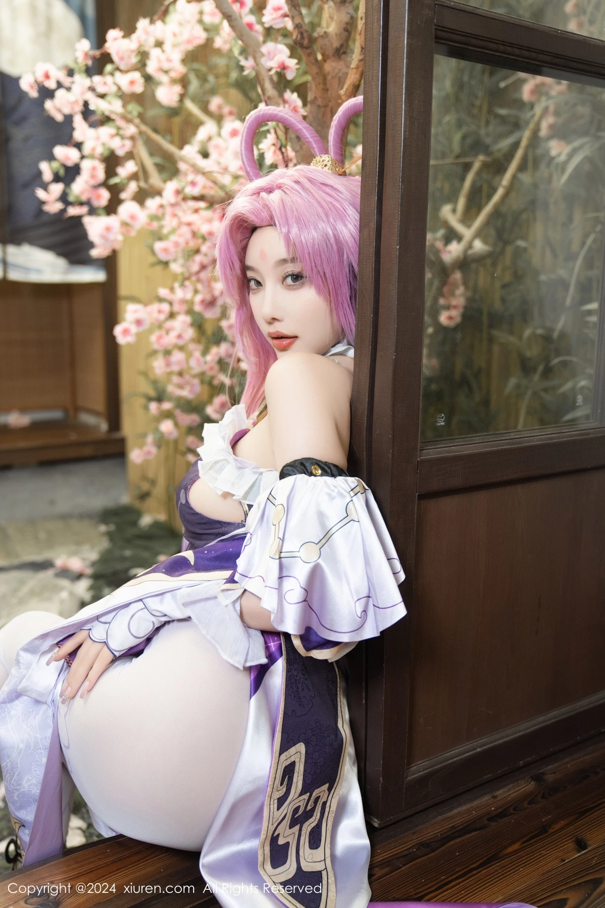 [[XiuRen秀人网]秀人网]No.8943_女神杨晨晨Yome性感紫色Cosplay服饰配白丝袜秀丰满身材诱惑写真79P