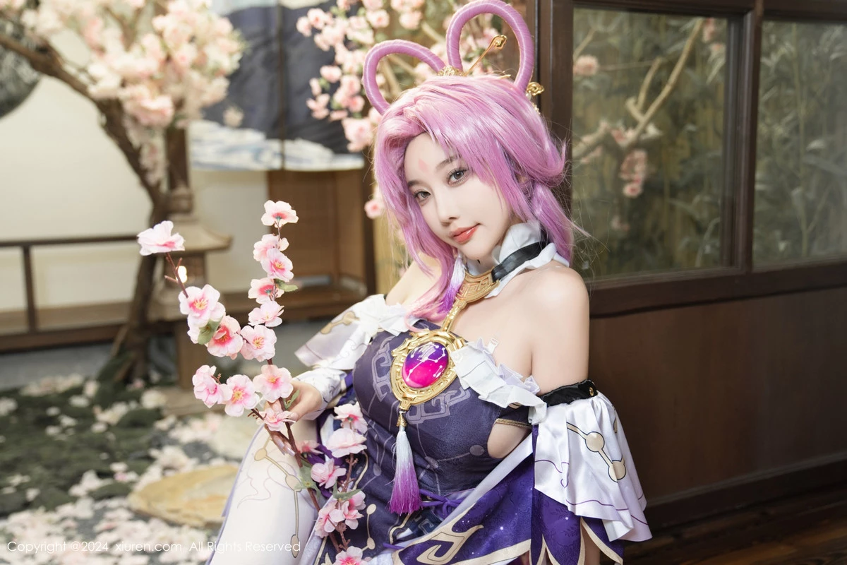 [[XiuRen秀人网]秀人网]No.8943_女神杨晨晨Yome性感紫色Cosplay服饰配白丝袜秀丰满身材诱惑写真79P