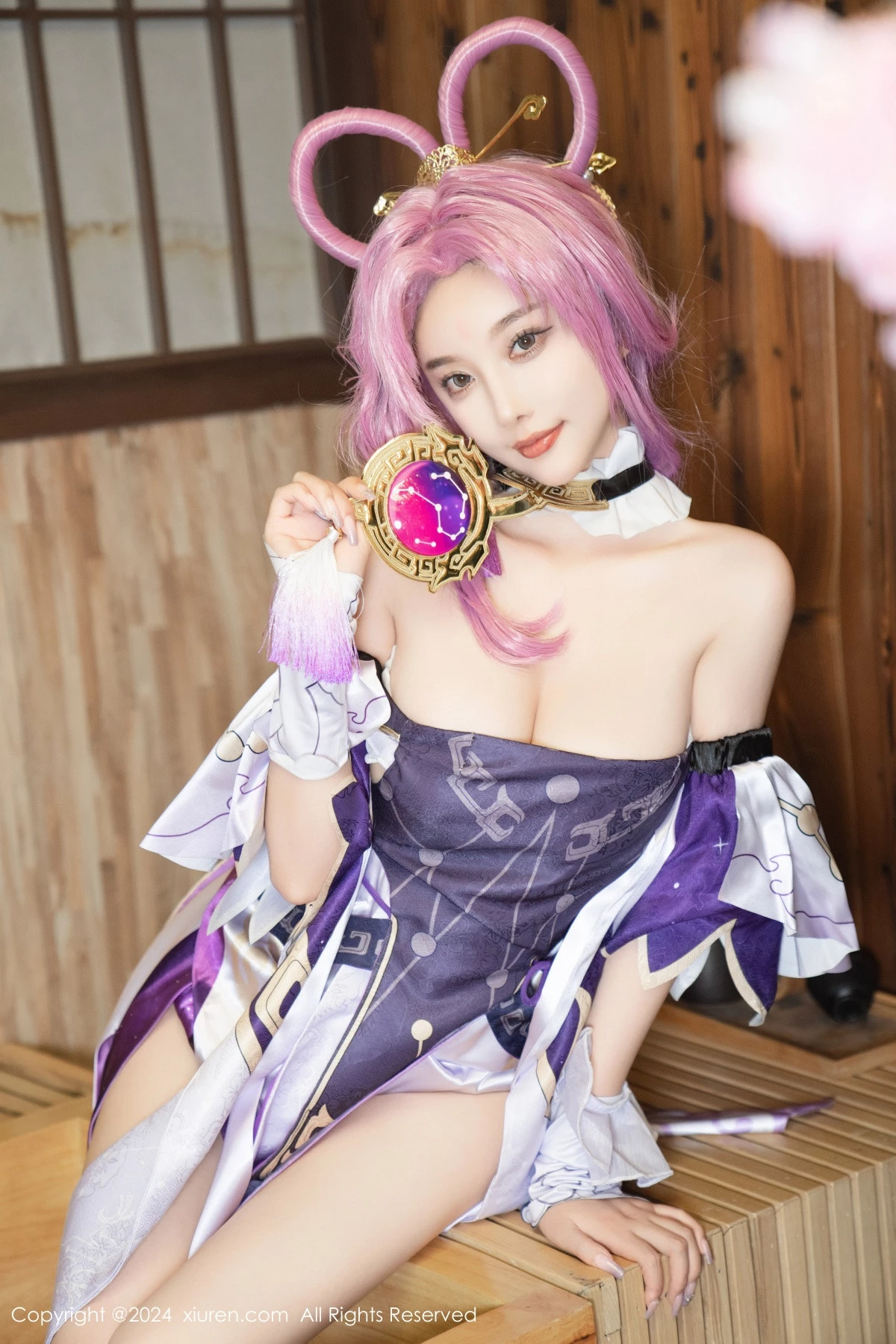 [[XiuRen秀人网]秀人网]No.8943_女神杨晨晨Yome性感紫色Cosplay服饰配白丝袜秀丰满身材诱惑写真79P