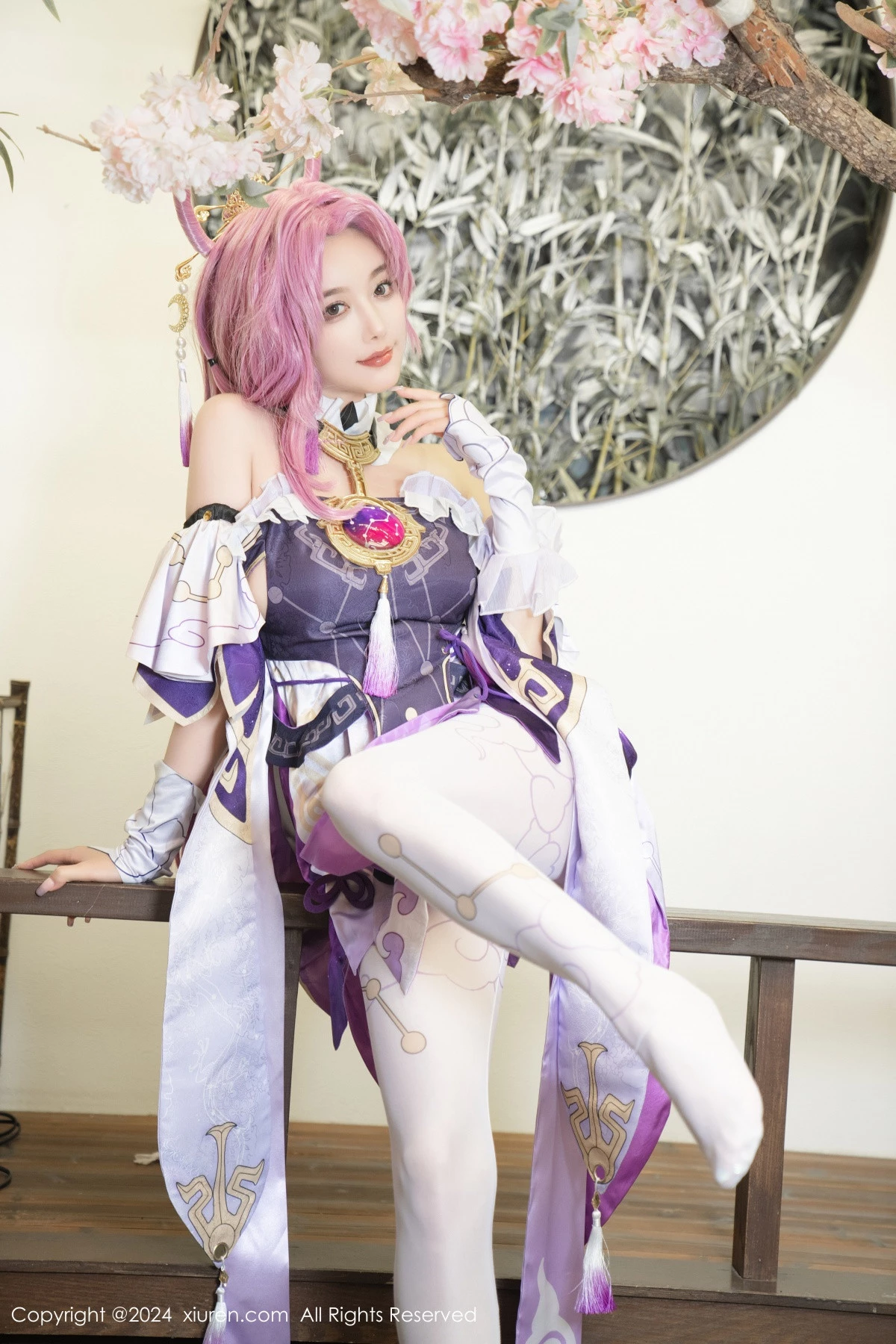[[XiuRen秀人网]秀人网]No.8943_女神杨晨晨Yome性感紫色Cosplay服饰配白丝袜秀丰满身材诱惑写真79P