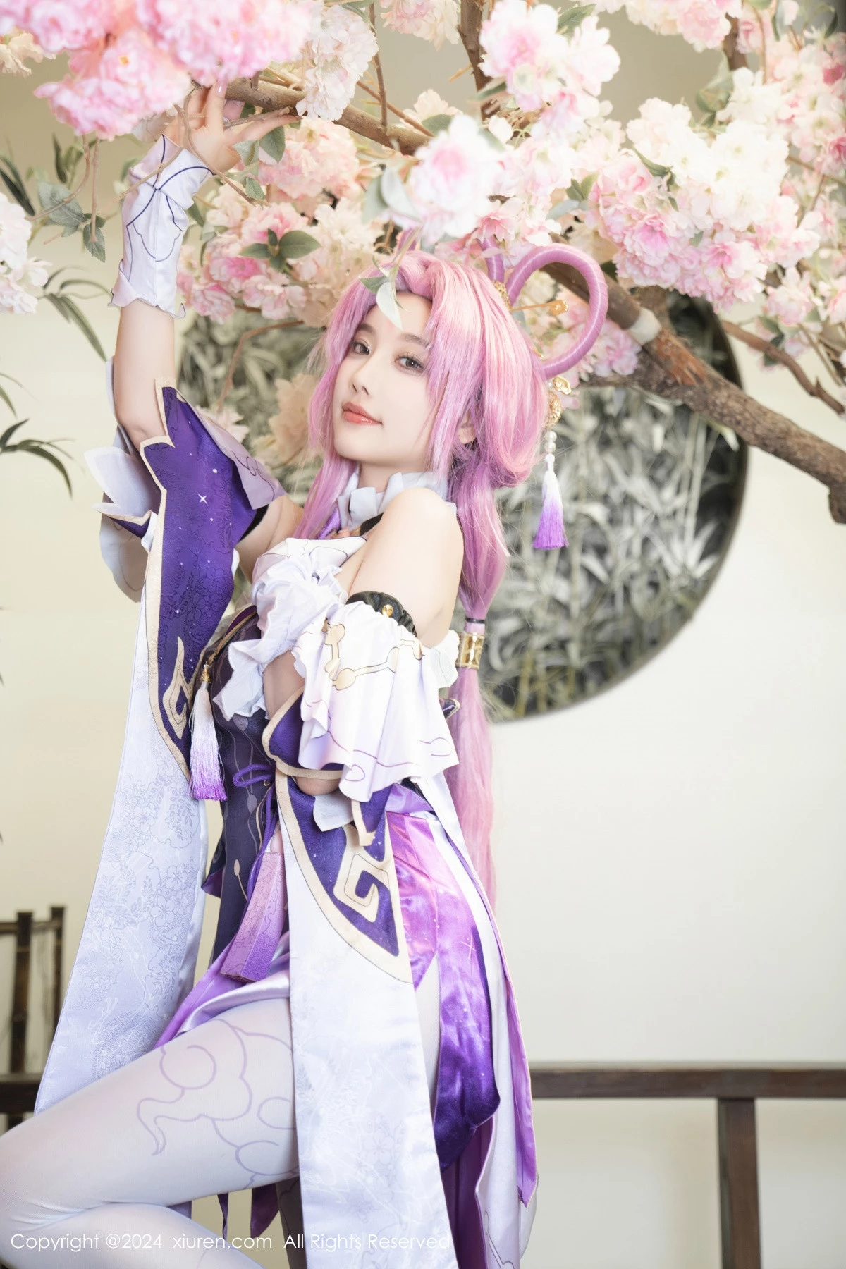 [[XiuRen秀人网]秀人网]No.8943_女神杨晨晨Yome性感紫色Cosplay服饰配白丝袜秀丰满身材诱惑写真79P