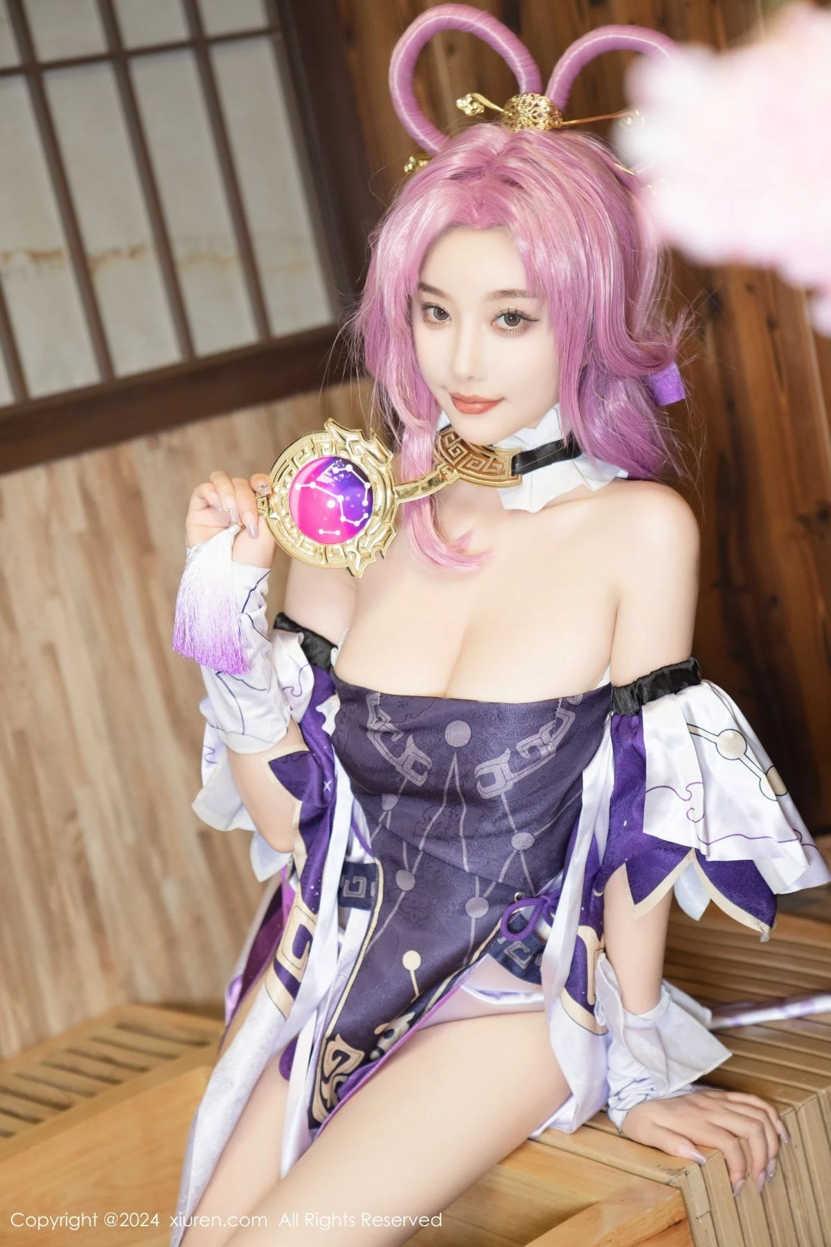[[XiuRen秀人网]秀人网]No.8943_女神杨晨晨Yome性感紫色Cosplay服饰配白丝袜秀丰满身材诱惑写真79P