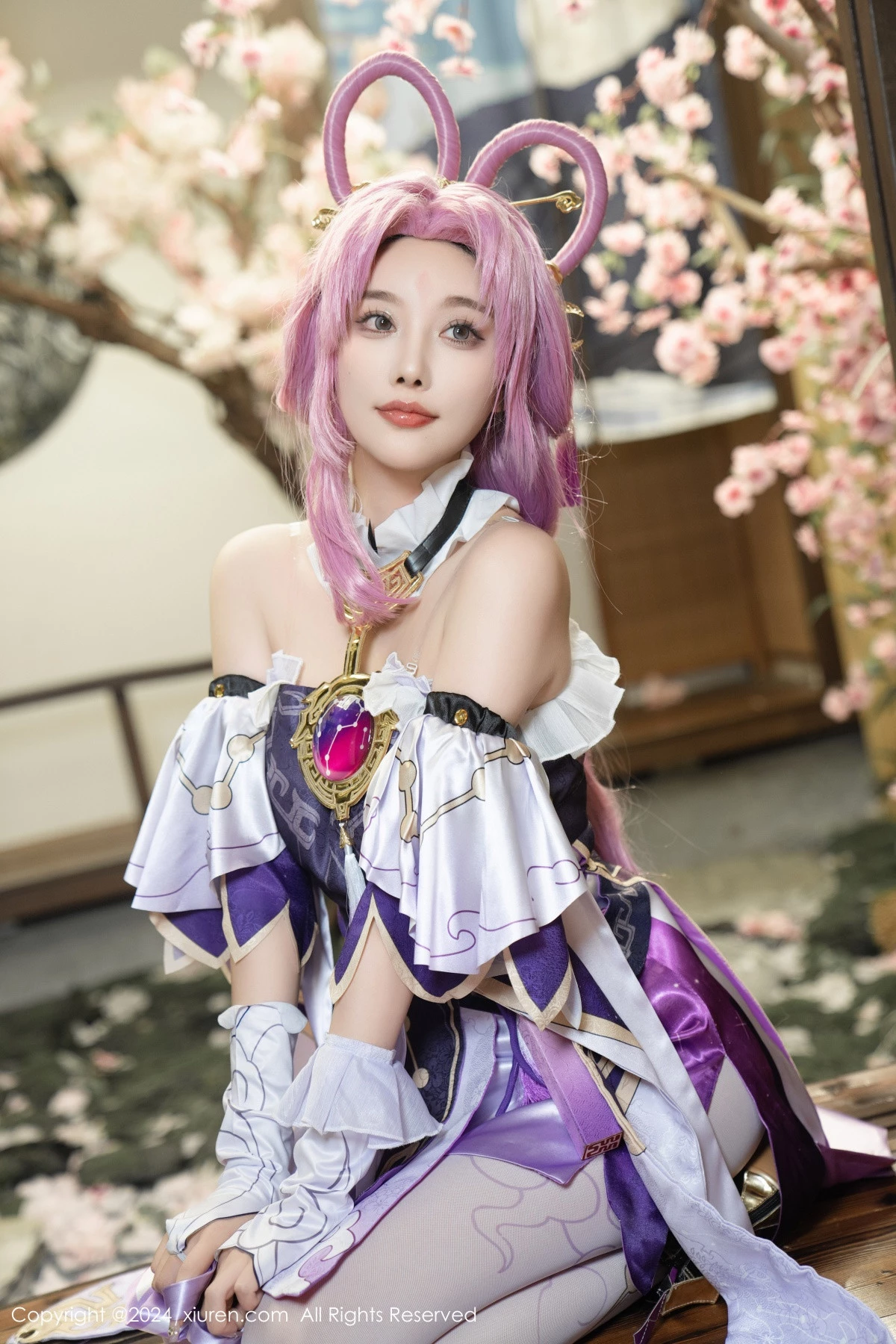 [[XiuRen秀人网]秀人网]No.8943_女神杨晨晨Yome性感紫色Cosplay服饰配白丝袜秀丰满身材诱惑写真79P