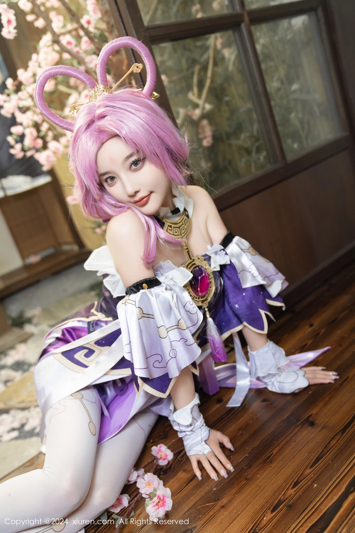 [[XiuRen秀人网]秀人网]No.8943_女神杨晨晨Yome性感紫色Cosplay服饰配白丝袜秀丰满身材诱惑写真79P